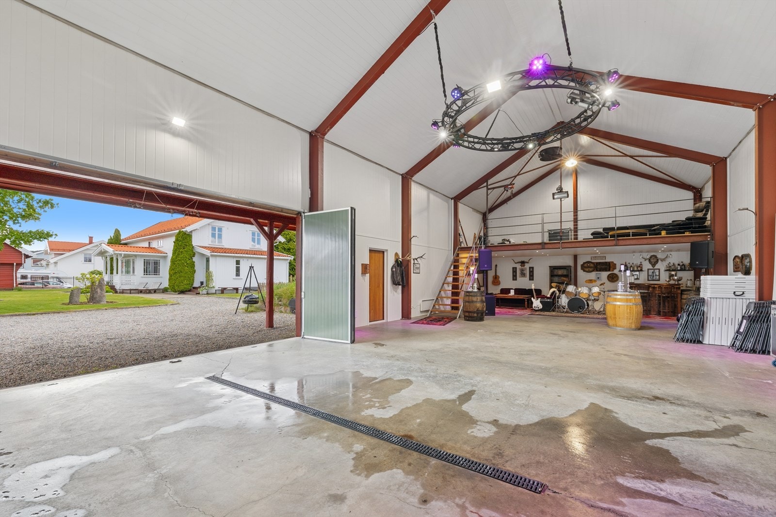 Driftsbygningen/låven på ca. 207 kvm ble oppført i 1998 og har mange bruksområder. Den består av et hovedrom med mezzanin og et isolert garasjerom/flerbruksrom med varmekabler. Galleribilde