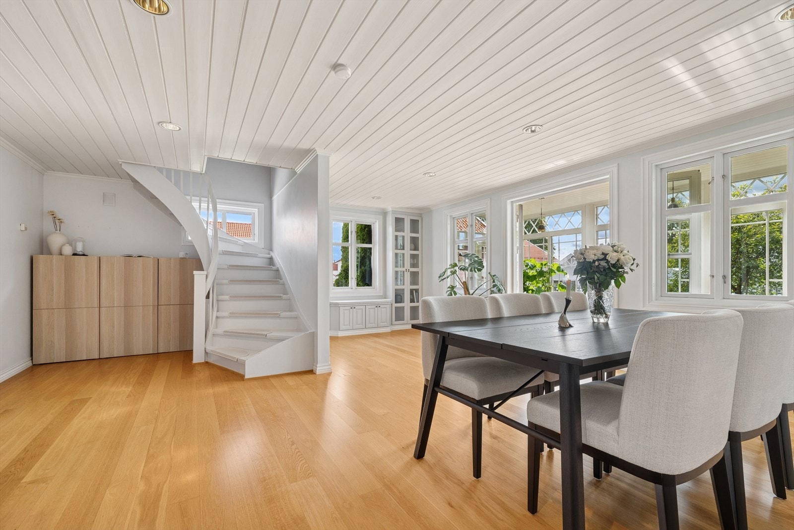 En fantastisk trapp tar oss videre opp til andre etasje. Galleribilde