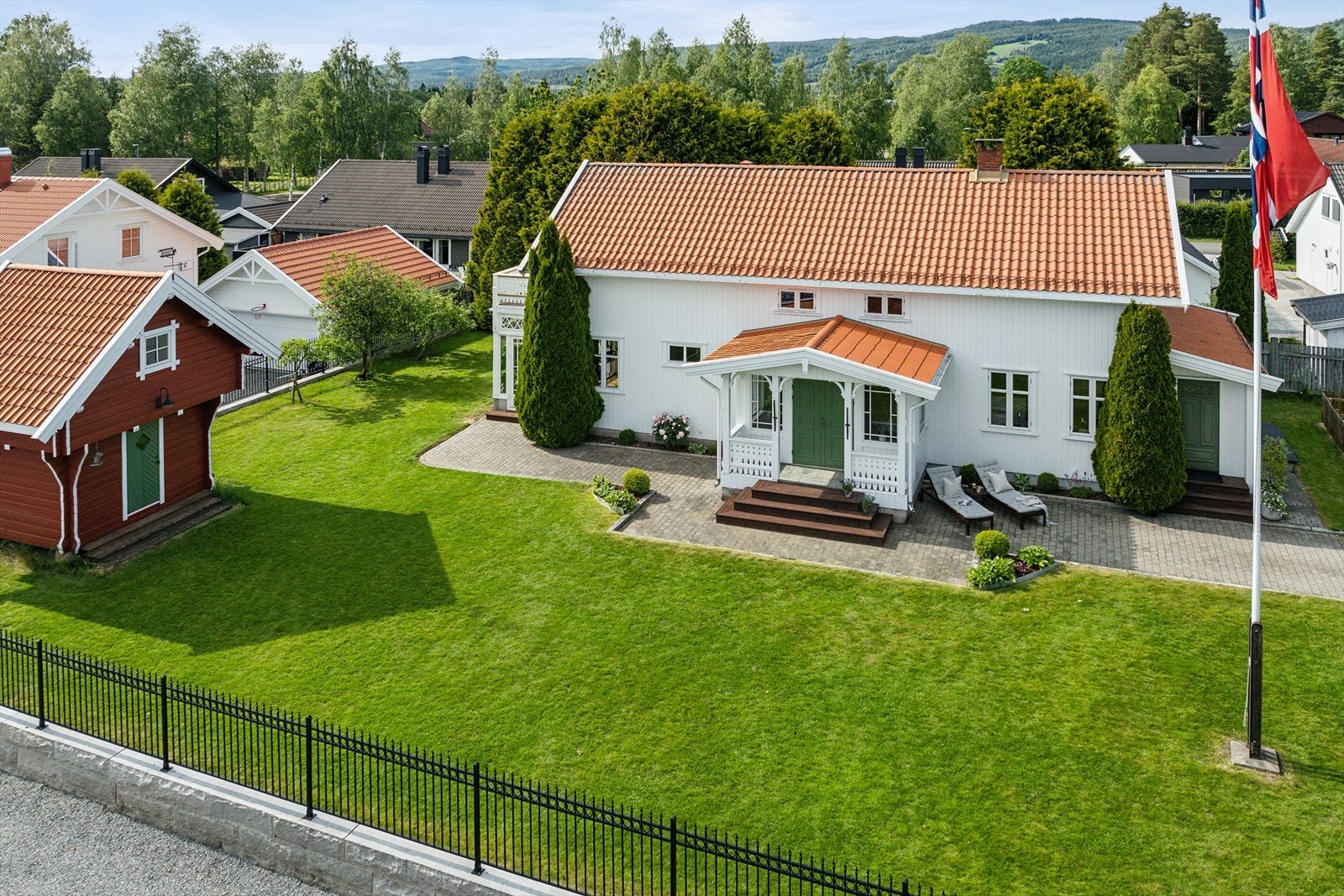 Dette er en sjarmerende eiendom som tidligere var et småbruk, og den har en idyllisk atmosfære. Boligen ble bygget i 1899 og er et klassisk gårdshus i tradisjonell stil. Galleribilde