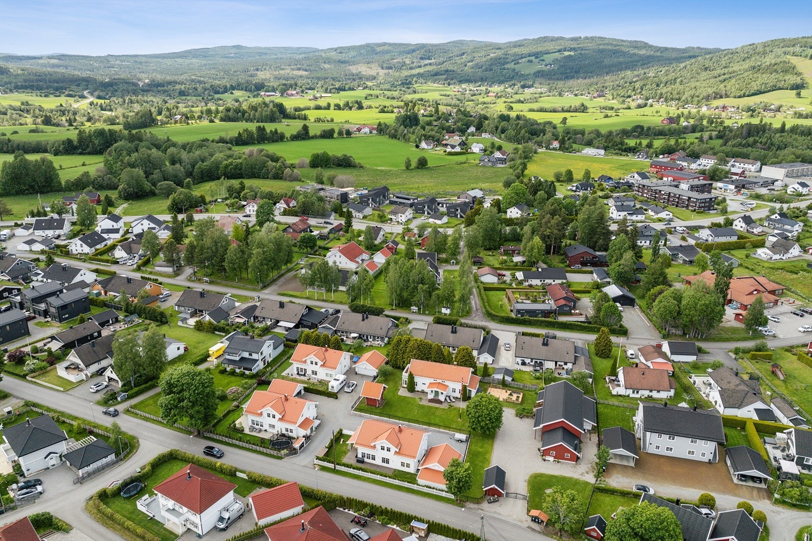 Maura byr på en rekke flotte tur- og rekreasjonsområder i skog og mark. Nyt sommerdagene ved de mange badeplassene i Hurdalssjøen og Gåfossen i Steinelva. Vinterstid kan du glede deg over skiløyper og familievennlige bakker ved Nannestad skisenter - Åslia Galleribilde