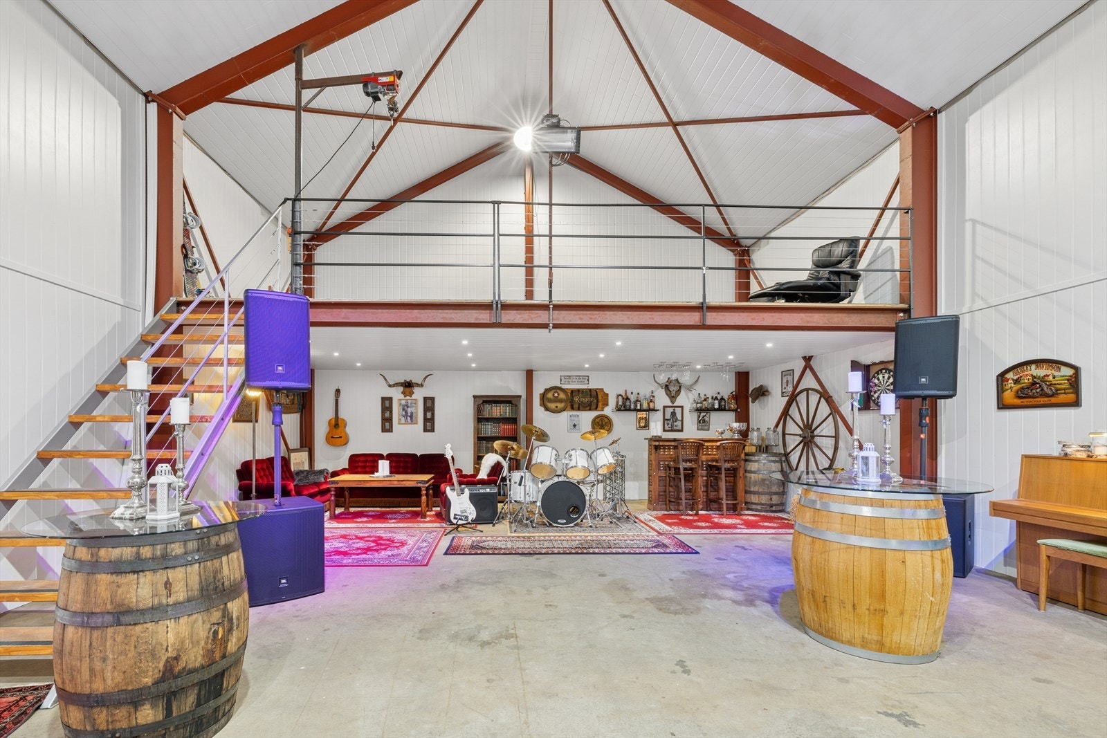 Mezzaninen er praktisk for lagring, og det er installert elektrisk vinsj for heising av tyngre gjenstander. Galleribilde