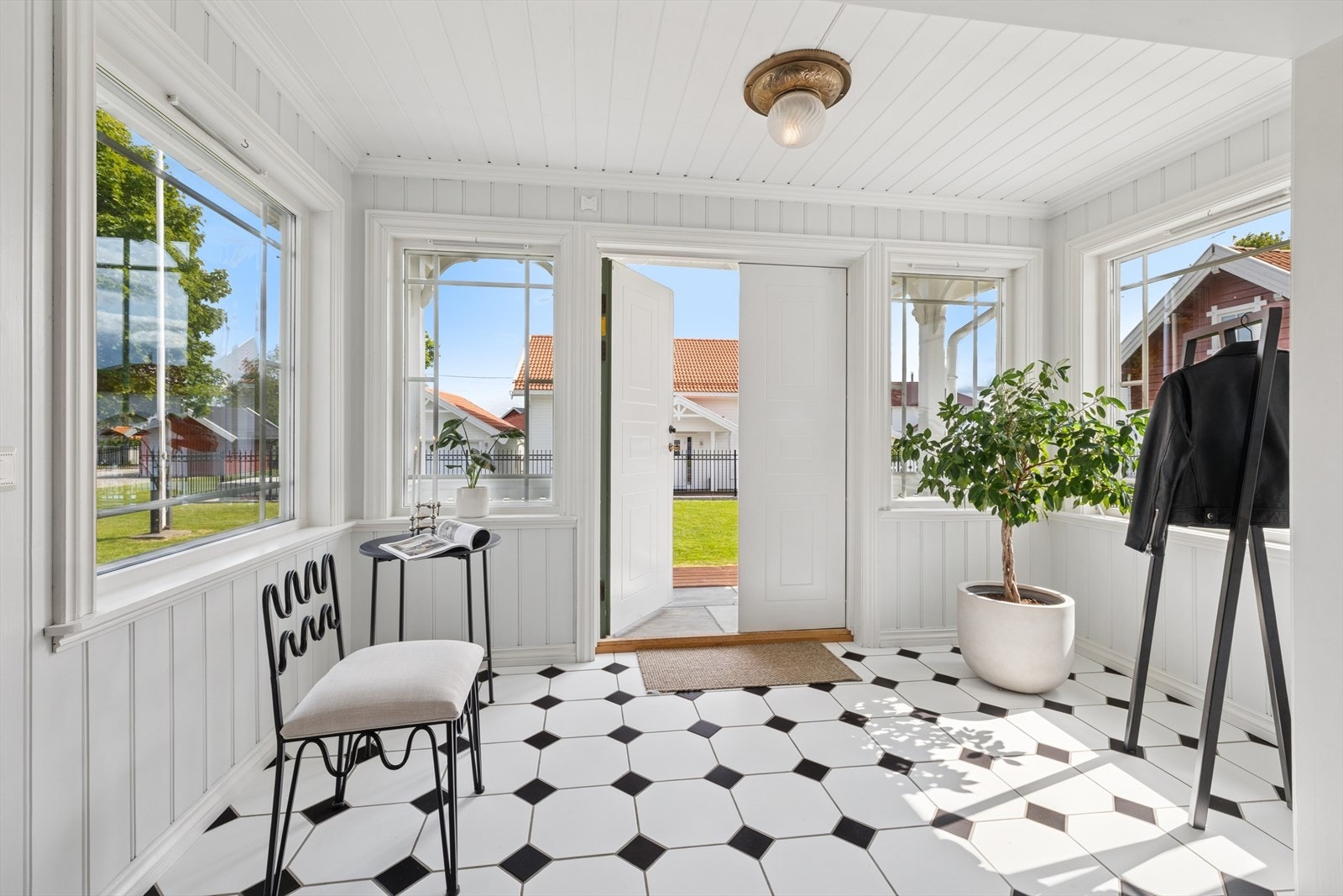 Den andre entreen, med sitt samme stilige flisevalg, åpner seg gjennom doble dører til en romslig og lys entré. Denne entreen setter virkelig karakter på huset, og gir en følelse av sjarm og stil fra første stund. Galleribilde