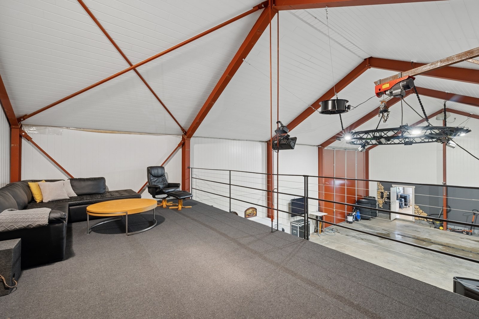 Låven har topphengslede kjøreporter på begge sider, og porten mot baksiden har høyde opp til takskjegget, noe som gjør den egnet for større kjøretøy. Galleribilde