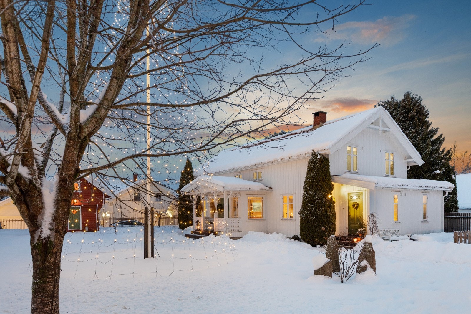 DNB Eiendom v/ Johanna Wenngren har den store gleden å presentere Gamle Dals veg 24 - et idyllisk, usjenert gårdstun sentralt i Maura. Galleribilde