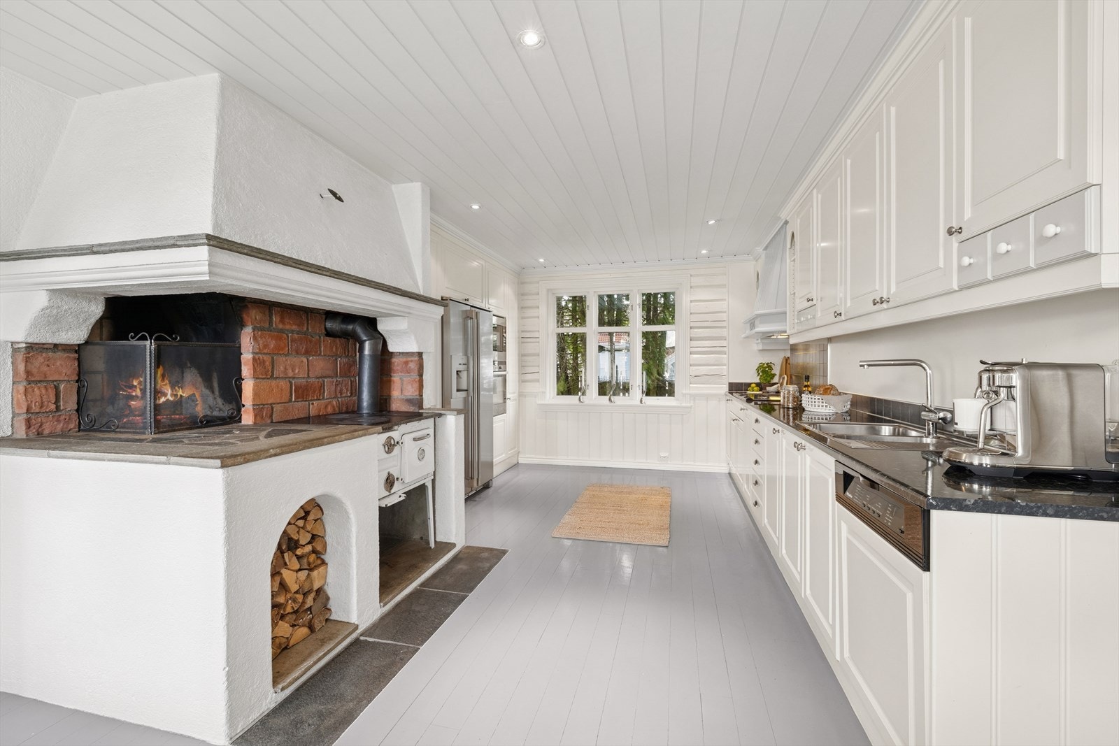 Kjøkkenet er stilrent og elegant, noe som gir sitt rette inntrykk til denne eiendommen. Galleribilde