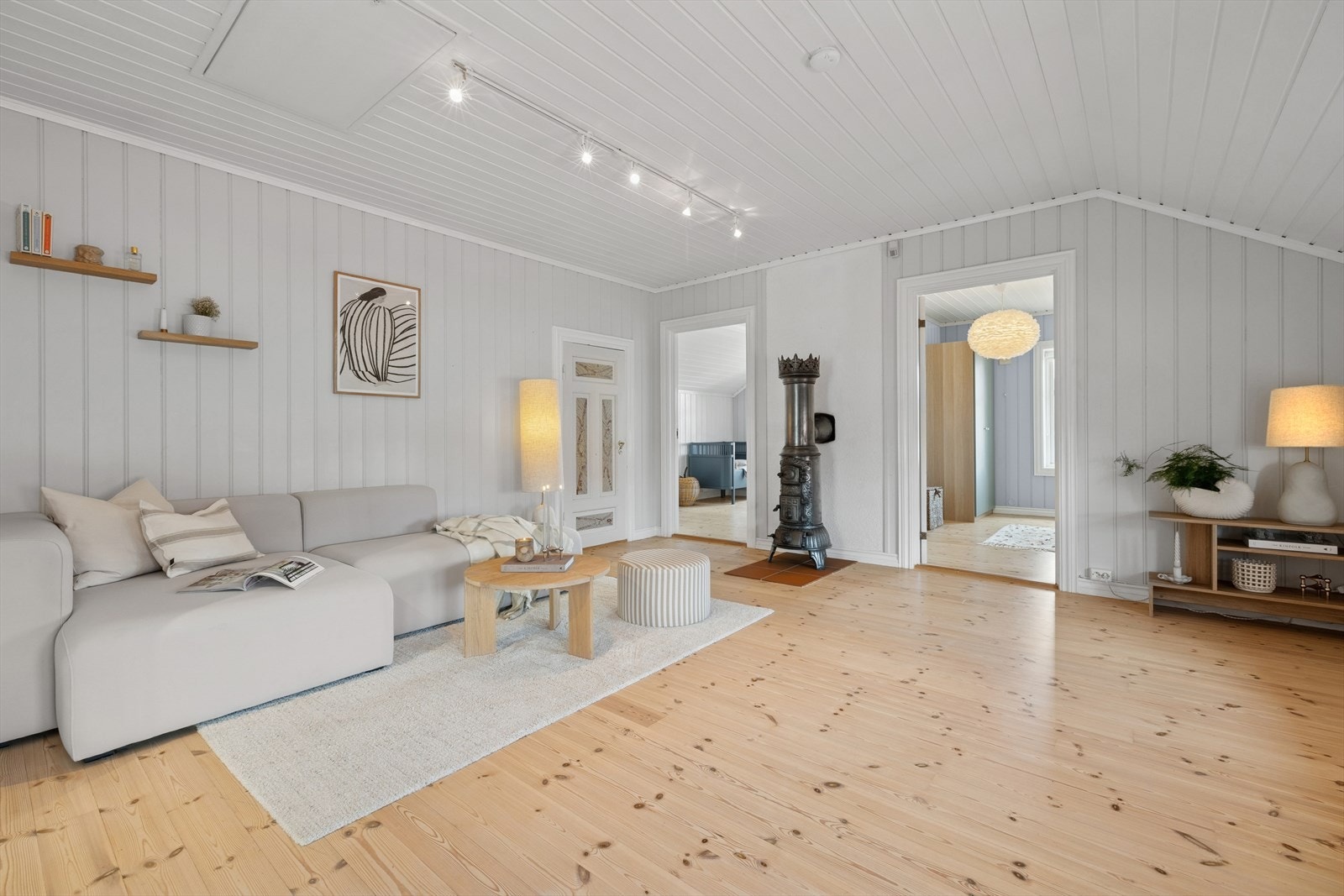 Loftstuen er lys og innbydende, med malt trepanel og heltre gulvbord - et perfekt rom for TV-titting og koselige filmkvelder. Galleribilde