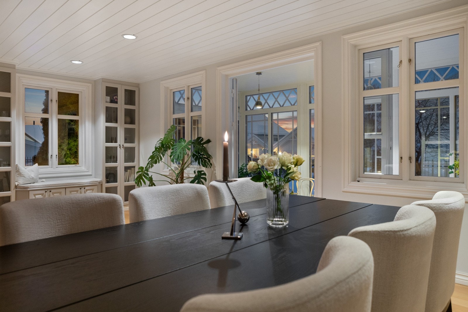 Lys og romslig stue med god plass til spisebord og sosialt samvær. Galleribilde