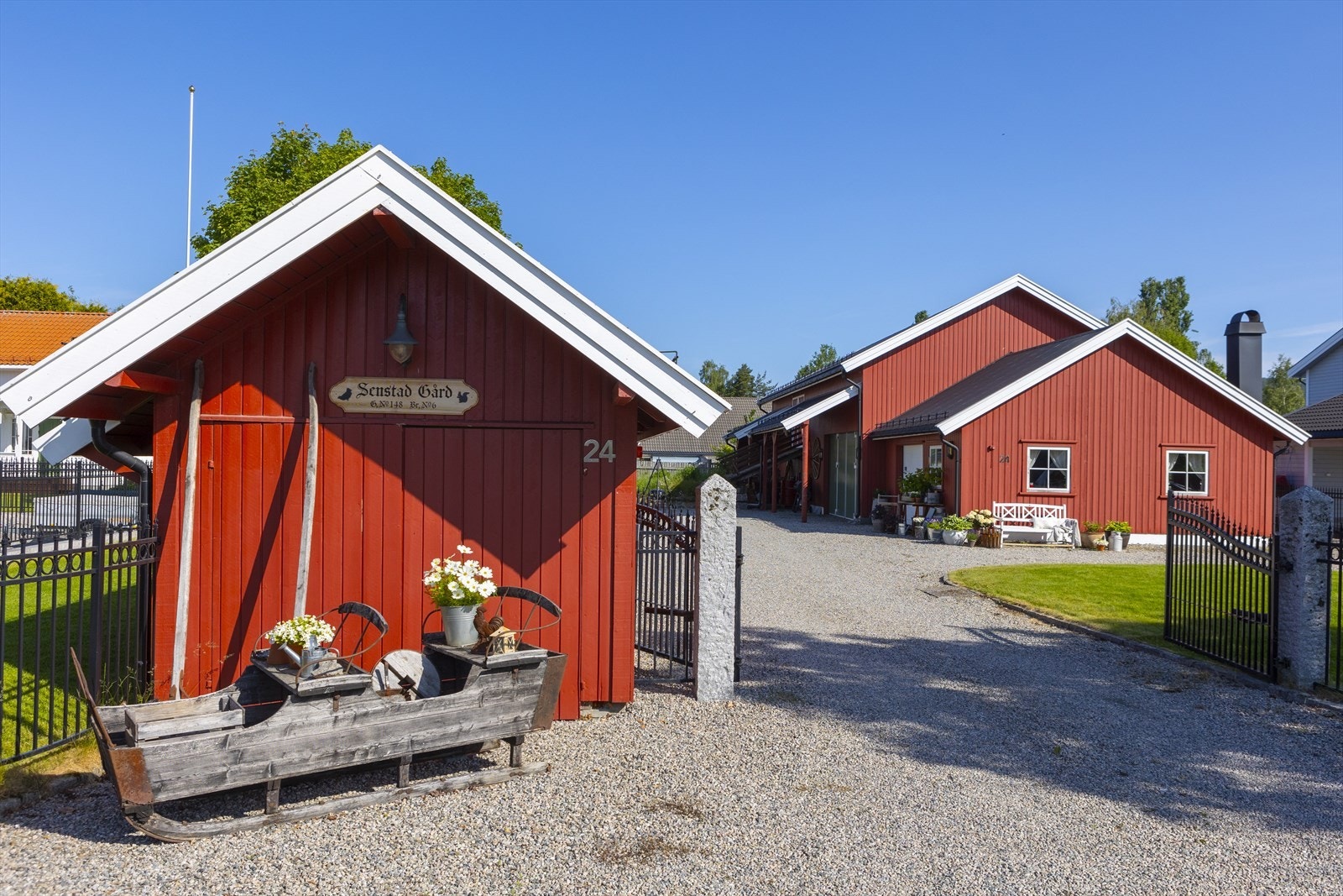 Det følger med en rekke sjarmerende bruksgjenstander, inkludert en vakker slede og en gammel høyvogn som virkelig forsterker gårdsidyllen. Galleribilde