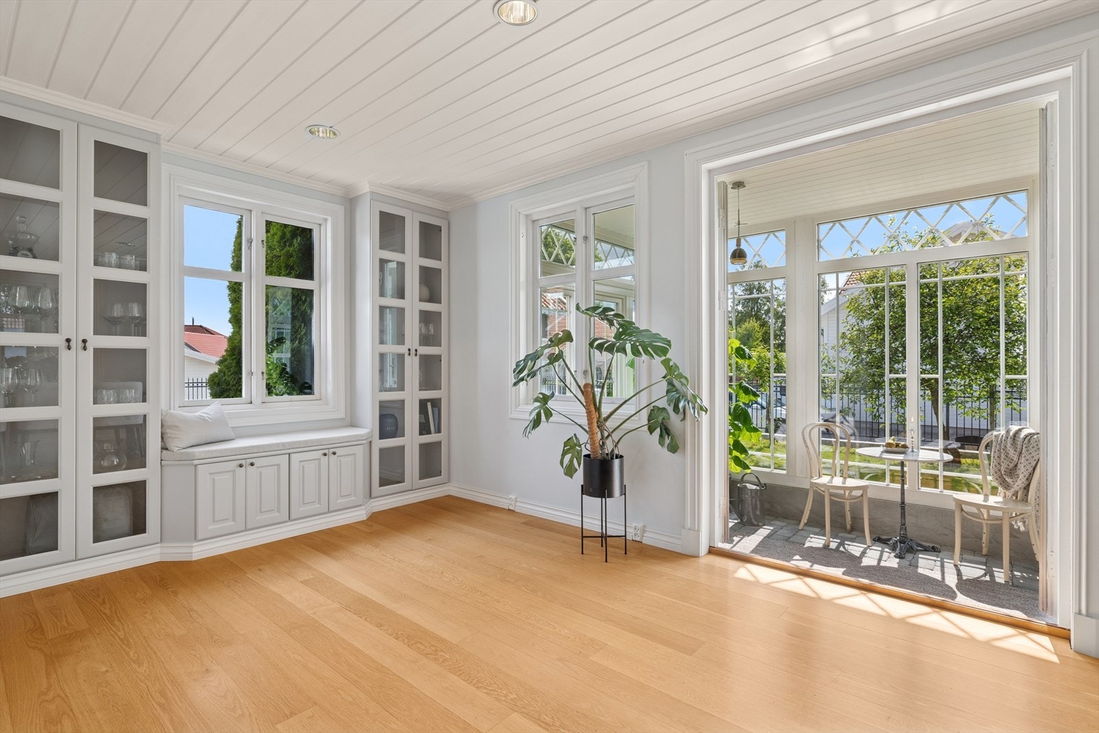 Det er også innebygde vitrineskap med sittebenk under vinduet. Galleribilde