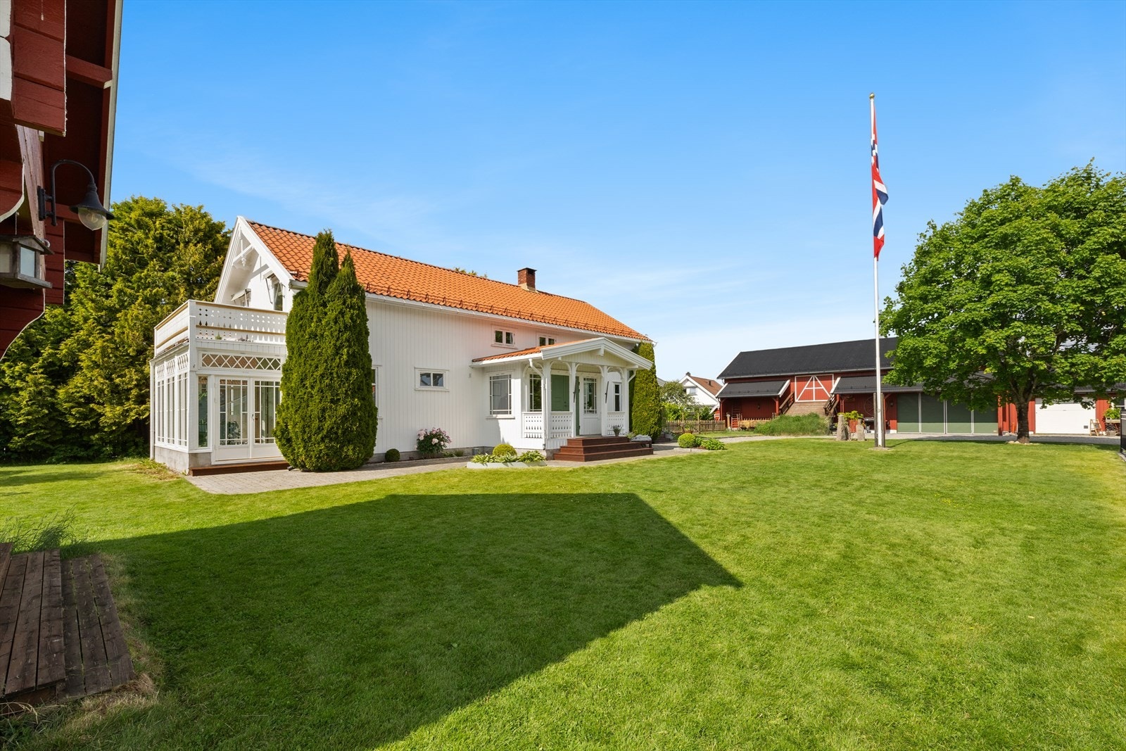 Eiendommen byr på en fantastisk tomt på nesten 3 mål, hvor du blir møtt av en innbydende, gruslagt gårdsplass med rikelig med parkeringsmuligheter. Galleribilde