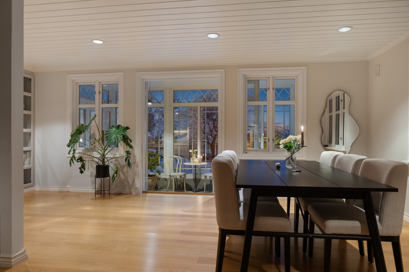 Stuen har store vinduer som gir mye dagslys og en god romfølelse. Galleribilde