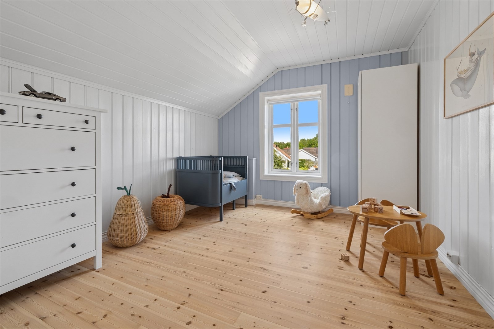 Boligen har totalt tre romslige soverom i andre etasje, alle med samme høye standard som resten av huset, med lysmalte overflater, heltre gulvbord og store vinduer som gir nydelig utsikt over nærområdet. Galleribilde