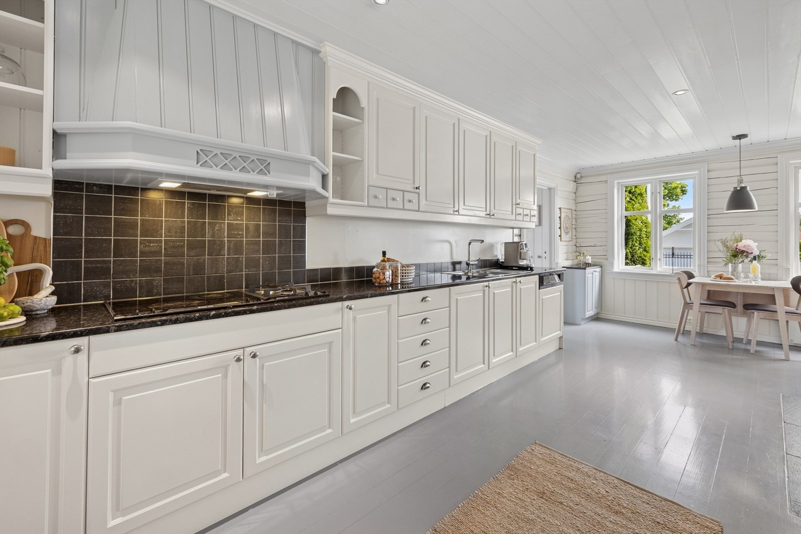 I midten av rommet står en sjarmerende gammel vedkomfyr som gir karakter, samt en stor gruepeis som varmer godt på kalde dager. Den flotte ovnen er en drøm for deg som elsker å lage hjemmelaget pizza. Galleribilde