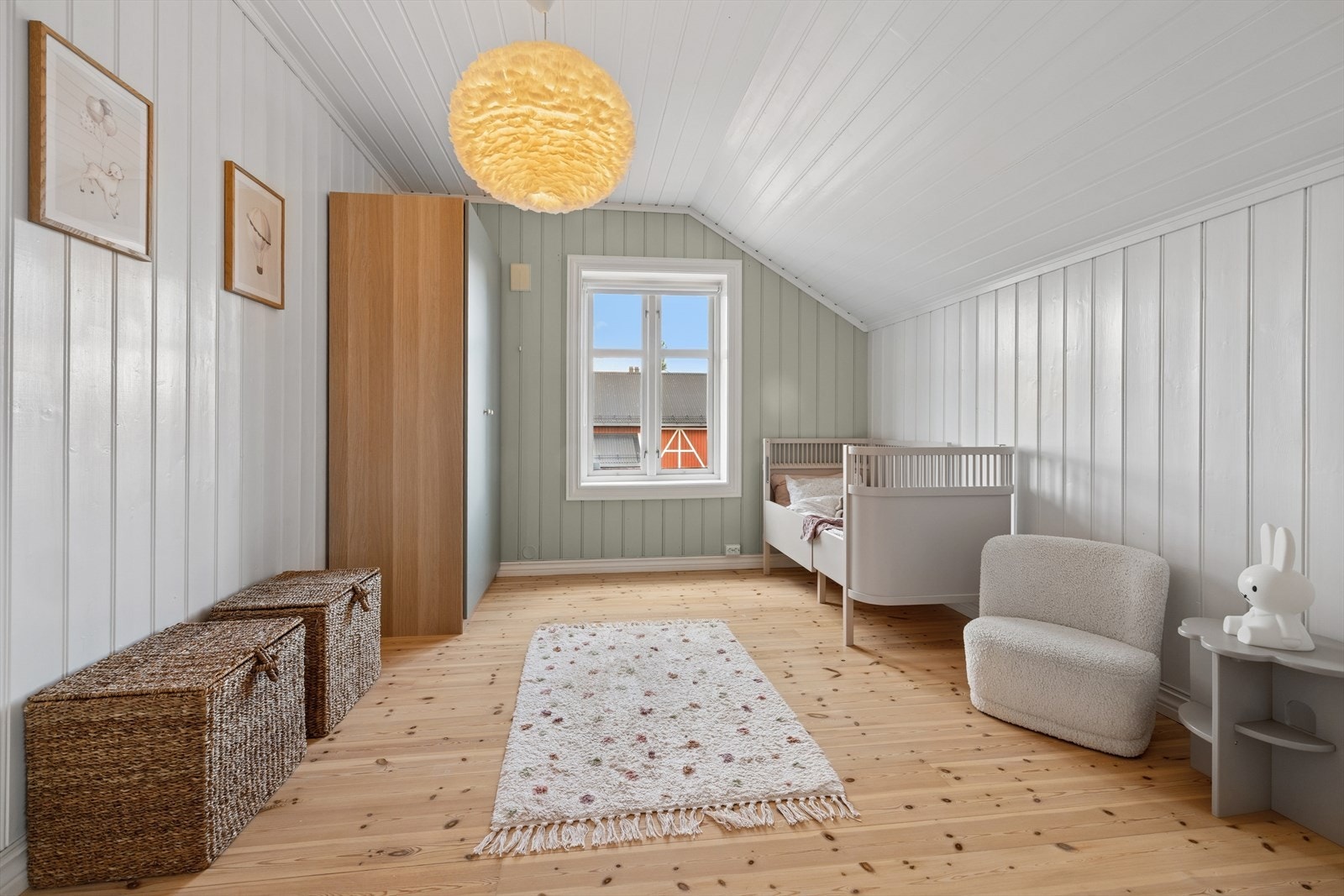 Soverommene gir god plass til seng, nattbord og garderobeløsning. Galleribilde