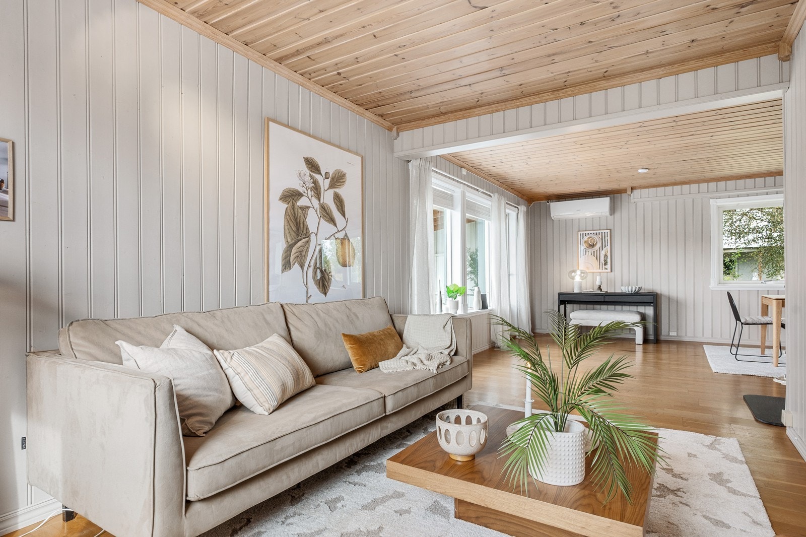 Stuen har en gjennomtenkt utforming med naturlige soner for både sofagruppe og spiseplass. Galleribilde