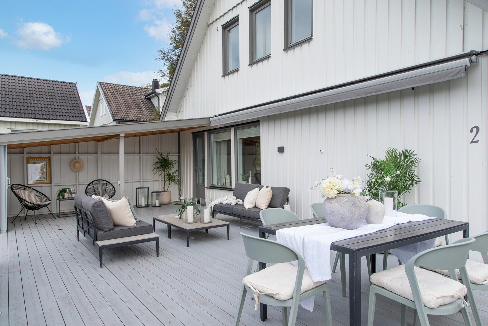 Terrassen har en stor markise som skjermer på de varmeste sommerdagene. Galleribilde