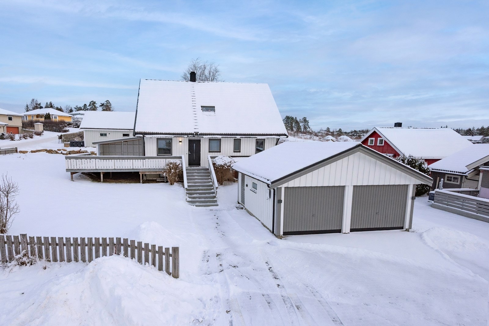 Entré oppusset i 2022 med gulvvarme og downlights Galleribilde