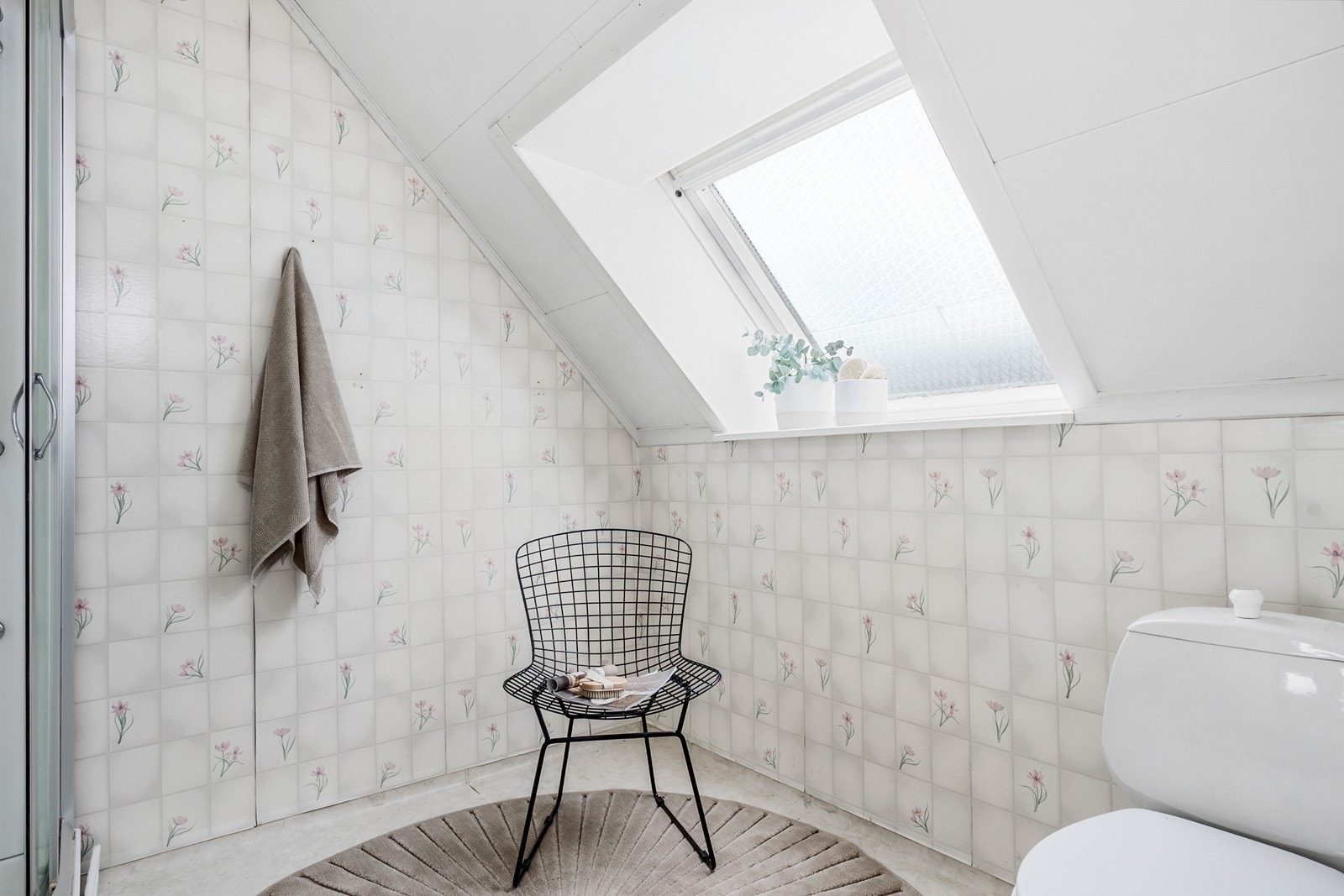 Badet er fra byggeår og har våtromstapet på vegger, takess-plater i himling og gulvbelegg med hulkil. Galleribilde