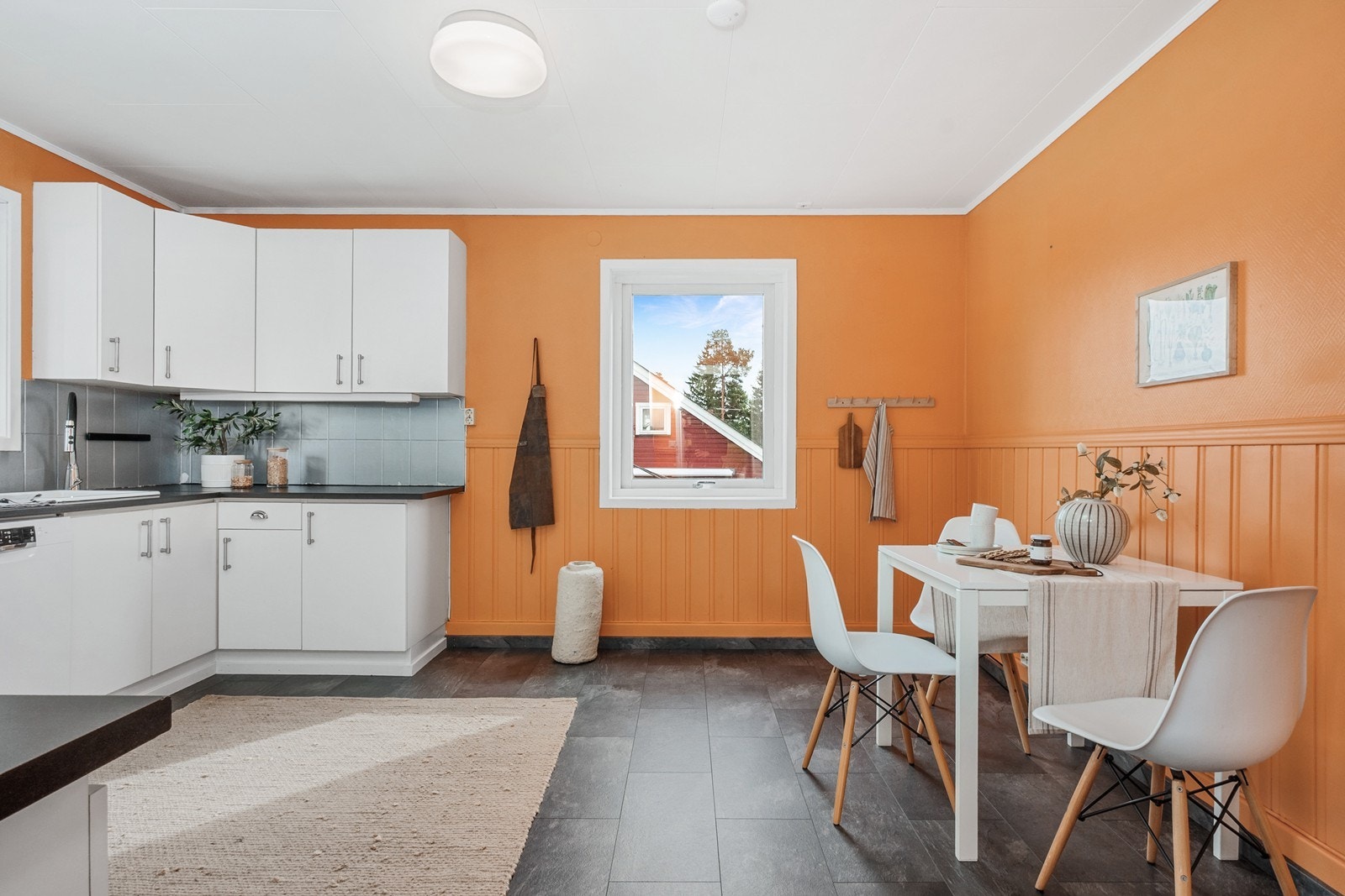 Frittstående hvitevarer består av komfyr, oppvaskmaskin og kjøleskap. Det er også plass til et lite spisebord for mindre måltider. Galleribilde