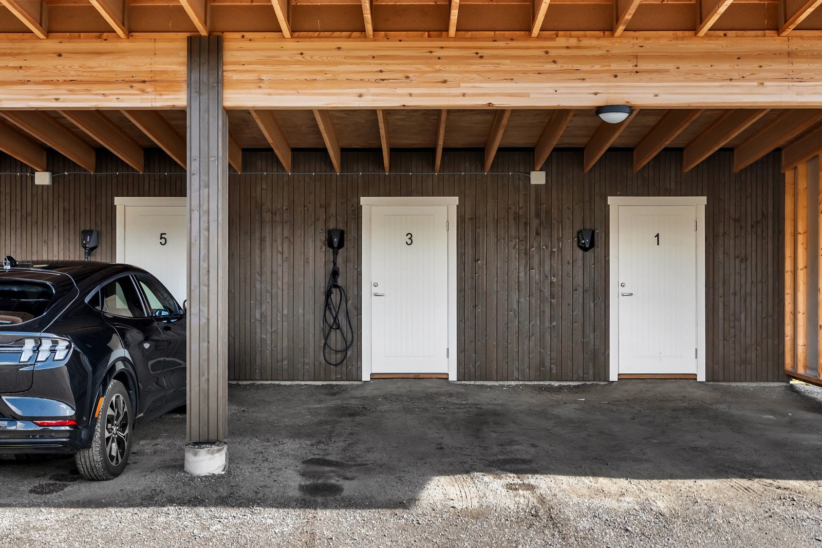 Det medfølger egen parkeringsplass i carport med bod Galleribilde