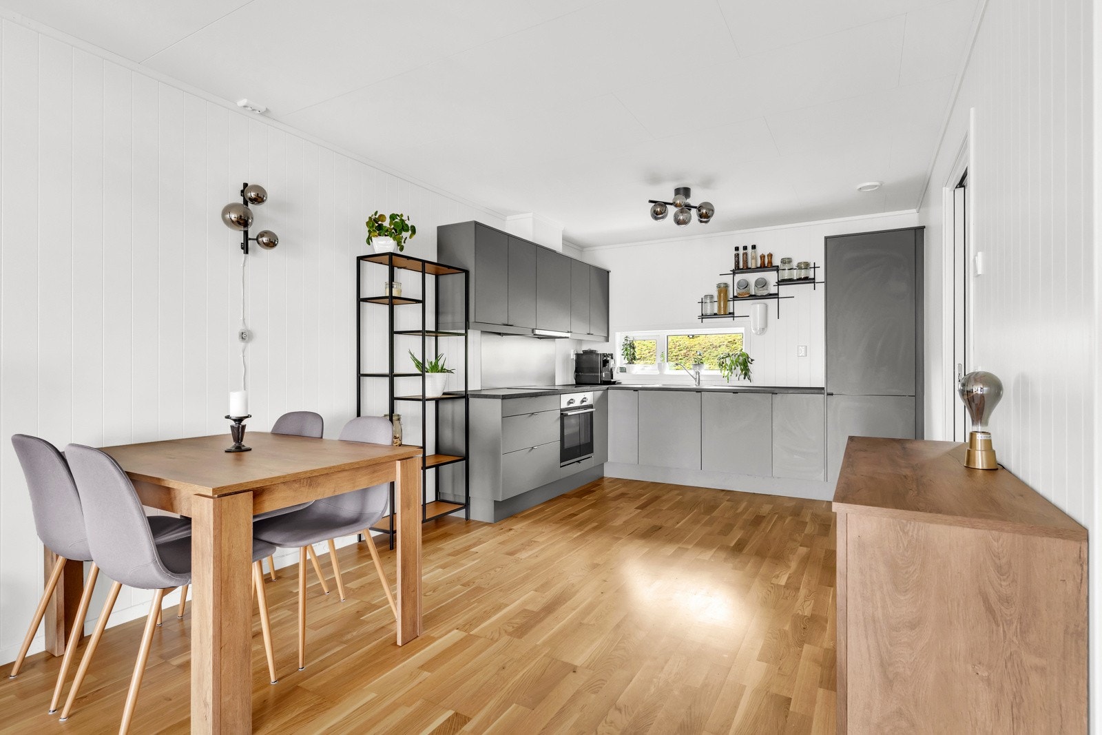 Rommet er godt utnyttet og gir mulighet for en naturlig inndeling i soner, hvor man enkelt kan plassere både spisegruppe og sofahjørne etter eget ønske Galleribilde