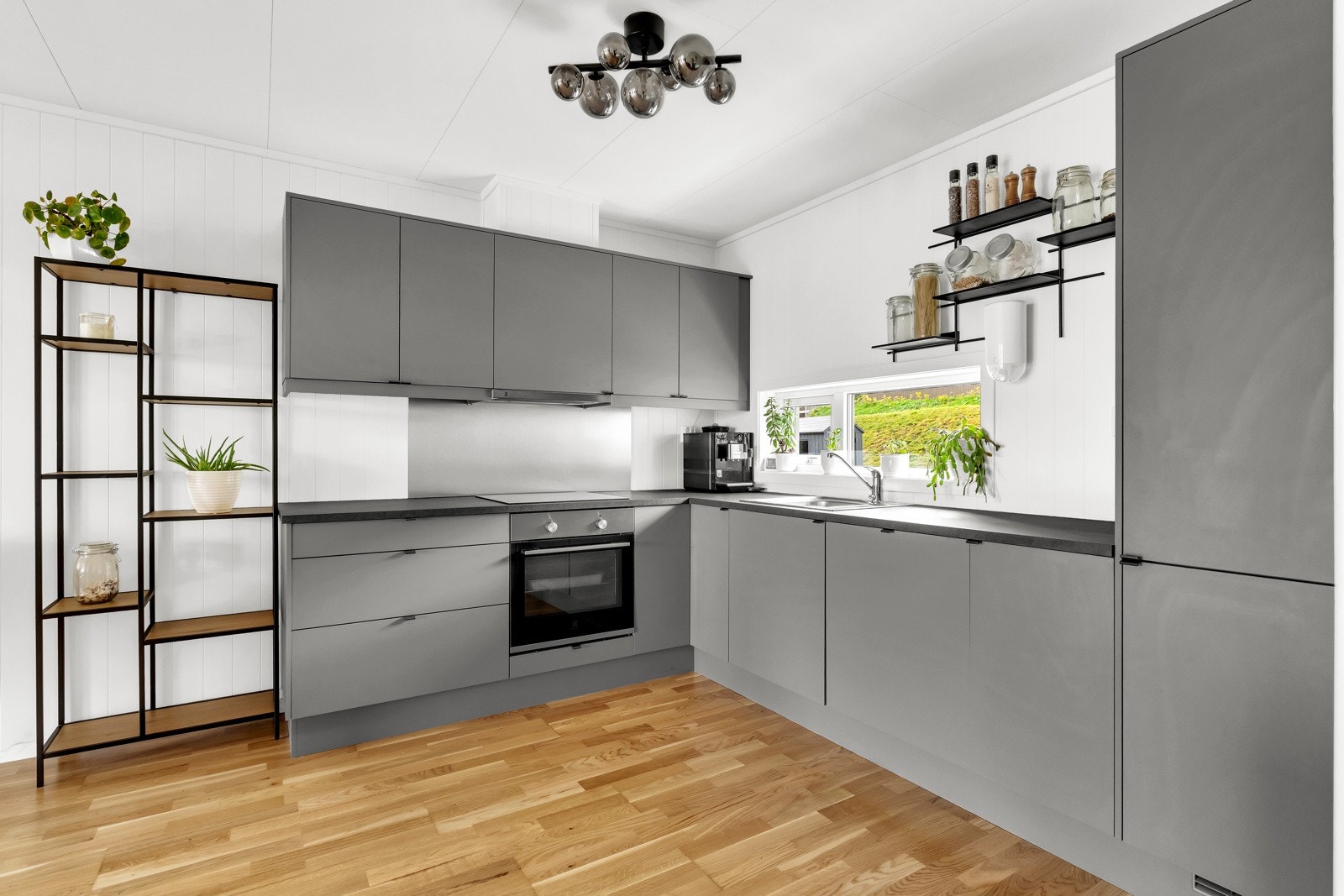 Kjøkkenet fremstår meget moderne, med en åpen løsning mot stuen som skaper en sosial atmosfære Galleribilde