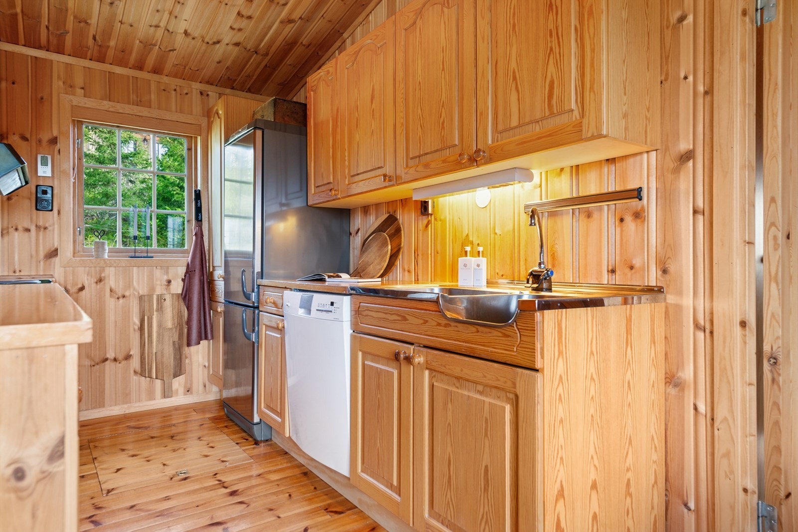 Funksjonelt og godt kjøkken med det en måtte trenge av skap-, skuff- og benkeplass. Galleribilde