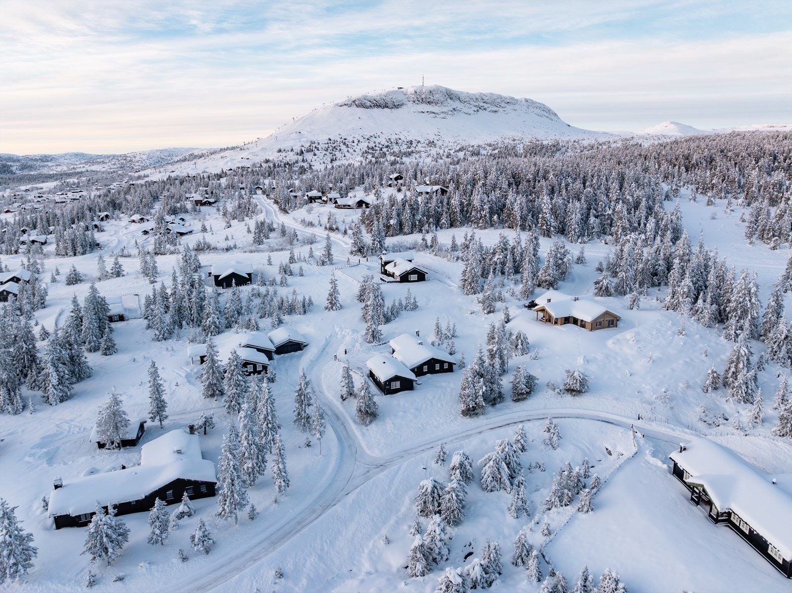 Det er kort vei til dagligvarebutikk hvor helgehandelen kan gjennomføres før en koselig helg på hytta. Galleribilde