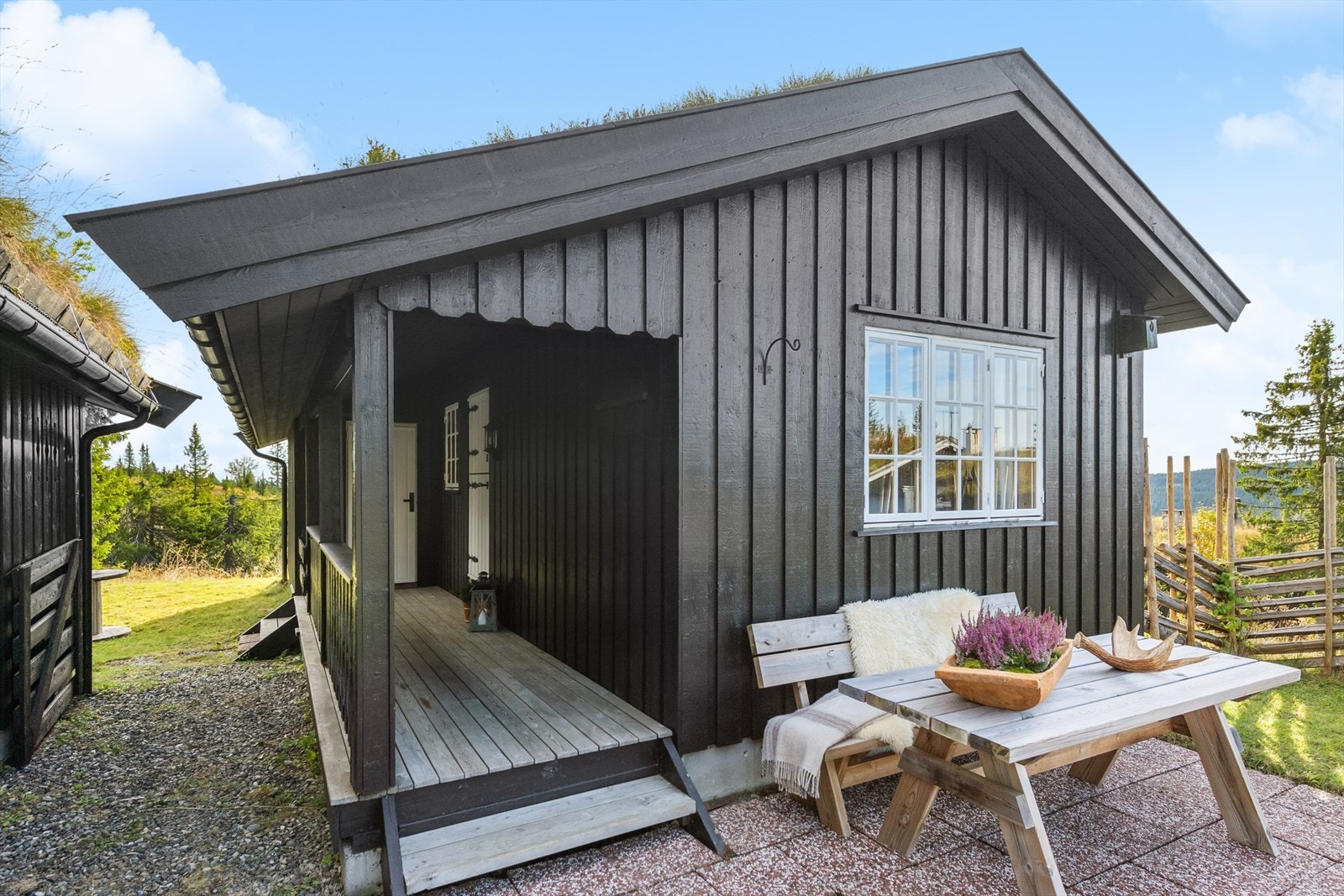 Det er etablert anneks på ca. 38m2 rett ved siden av hytta. Galleribilde