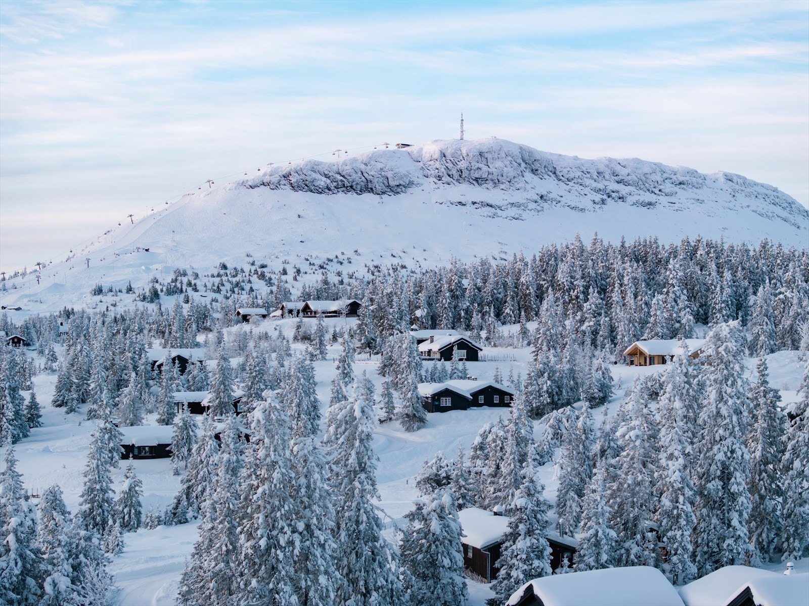 Skeikampen skianlegg, med 11 heiser og 21 nedfarter, ligger bare 4 minutters kjøretur fra eiendommen. Galleribilde