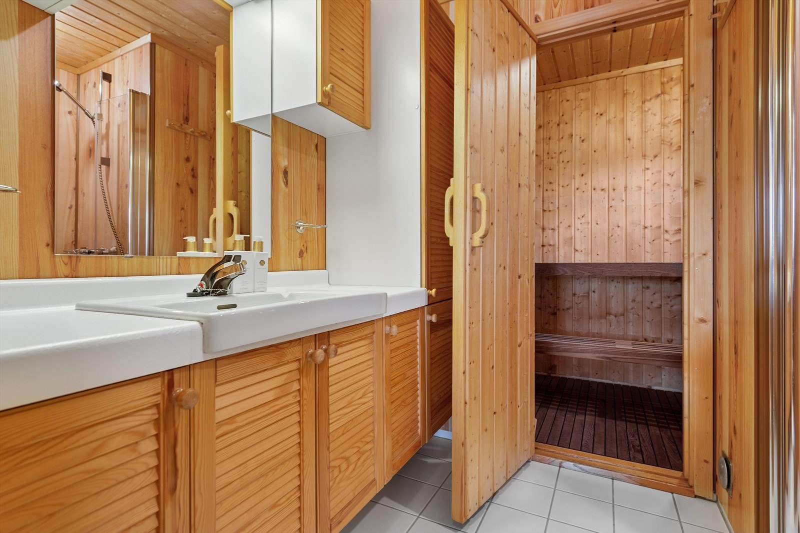 Bad utstyrt med dusjnisje og romslig baderomsinnredning. Flislagt gulv med behagelige varmekabler. Galleribilde