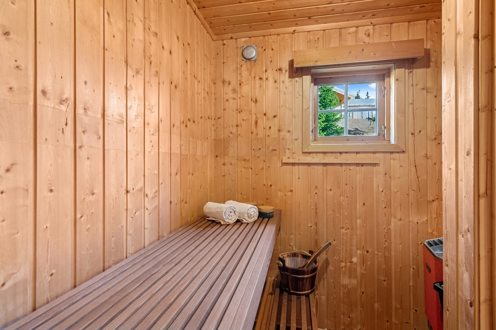 Videre inngang til en herlig badstue med benkeløsning og plass for flere personer. Galleribilde