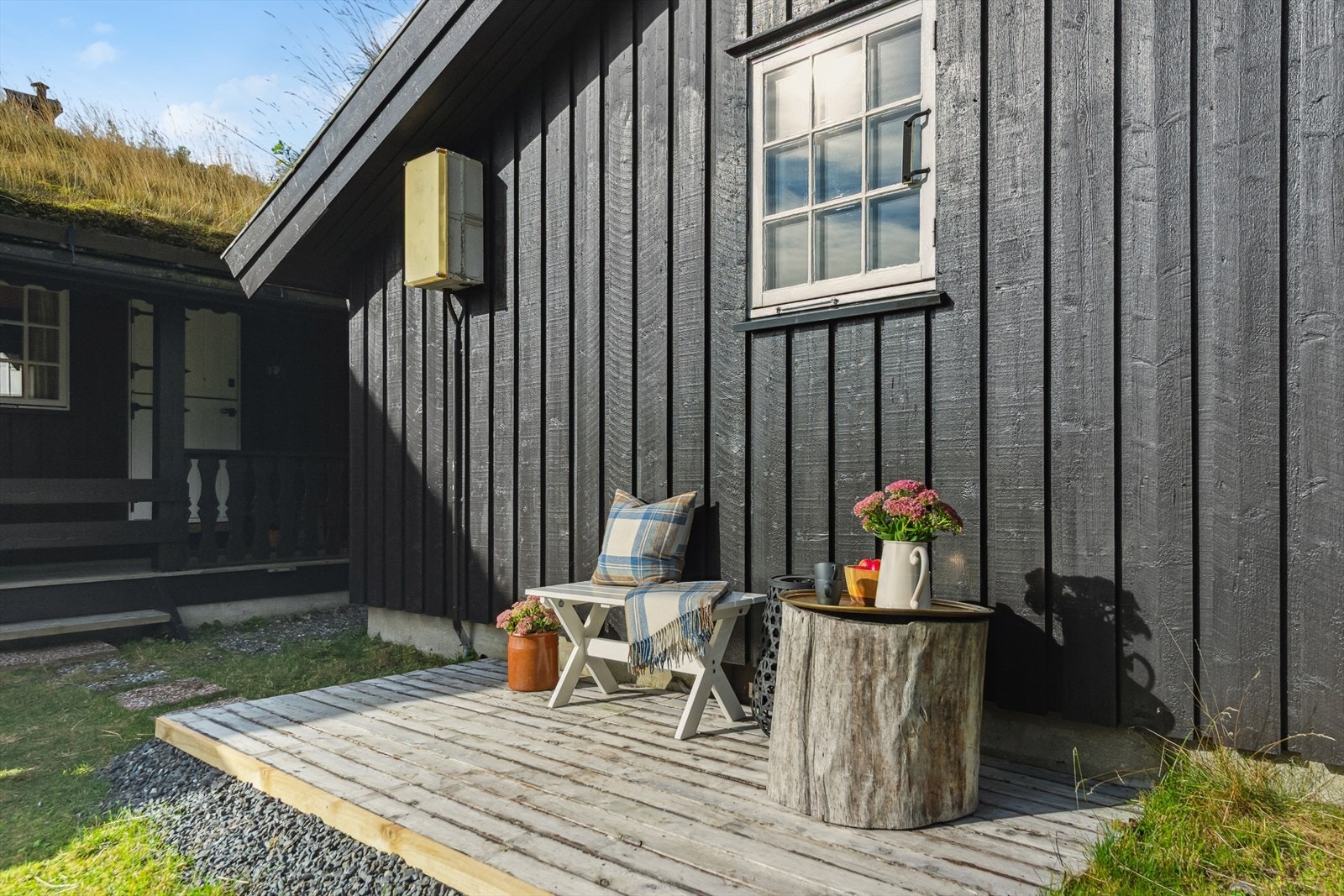 På østsiden av hytta er den en liten terrasse som ligger lunt til. Galleribilde