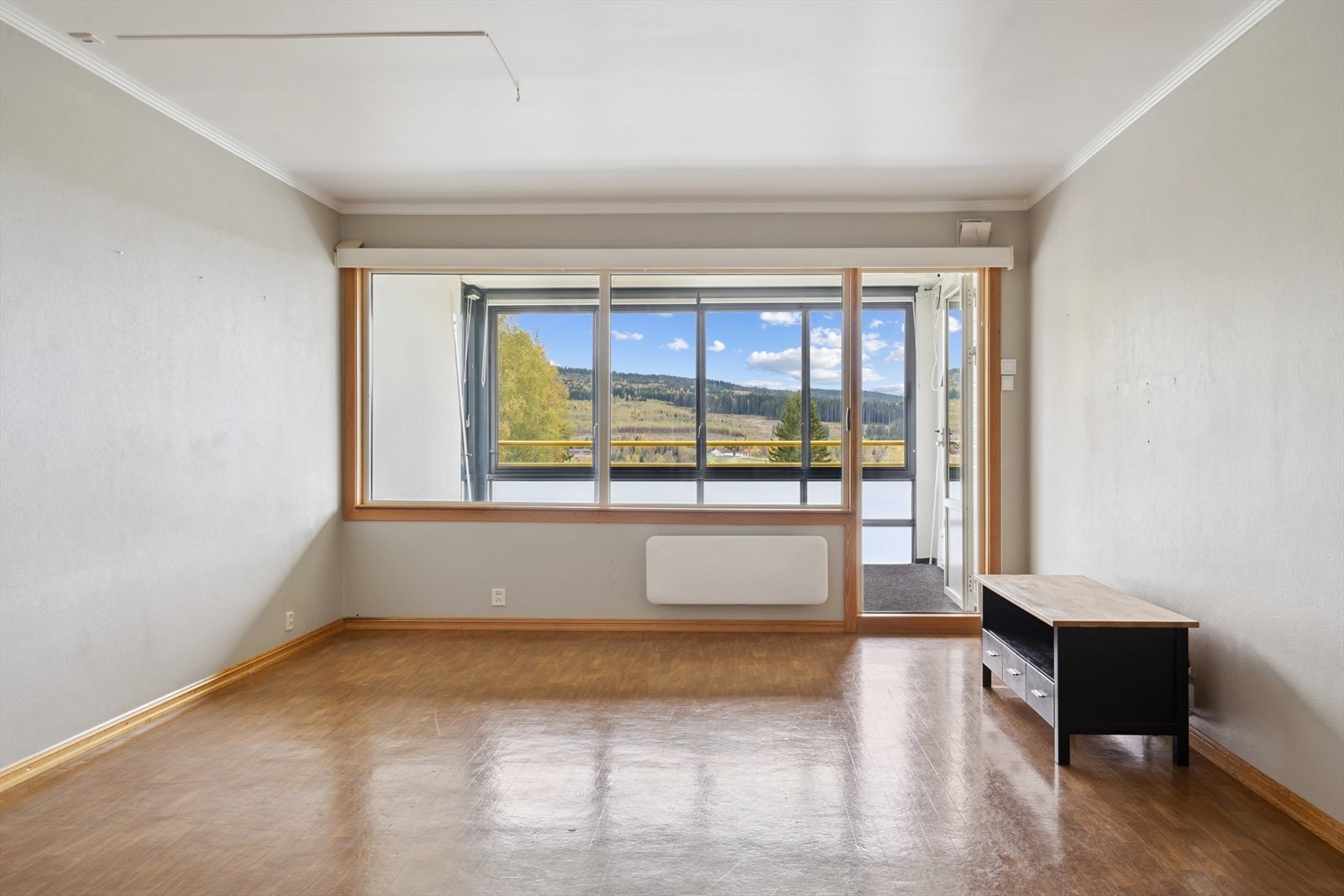 Stuen er et sentralt rom med store vindusflater og direkte utgang til balkongen. Galleribilde