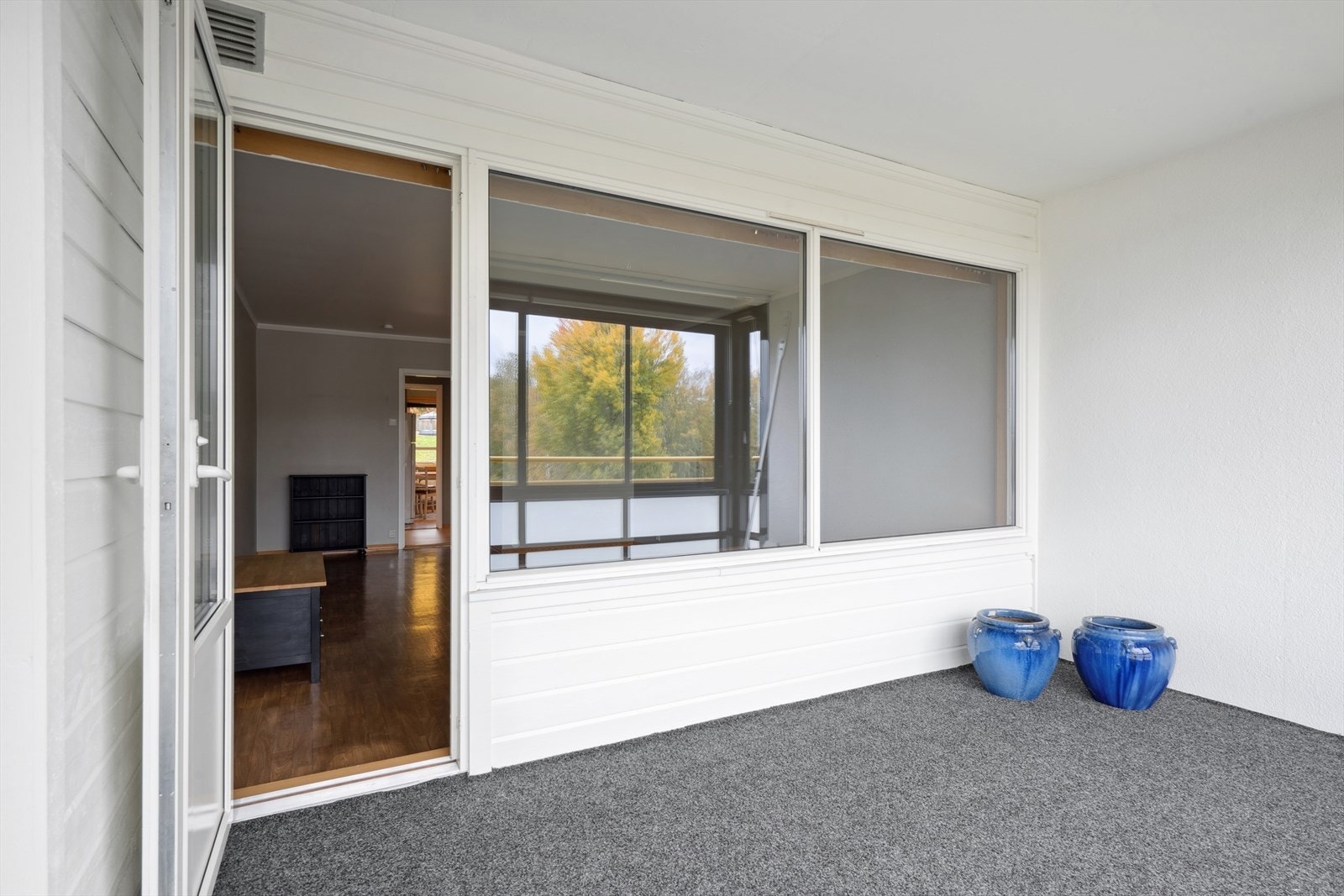 Balkongen har god plass til en romslig sittegruppe. Galleribilde