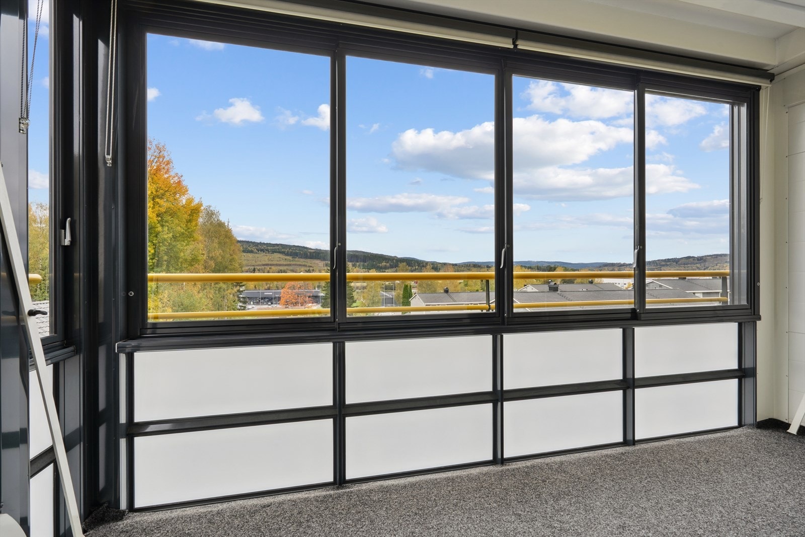 Balkongens glassfelt kan åpnes, og gir en fin utsikt over de grønne fellesområdene. Galleribilde