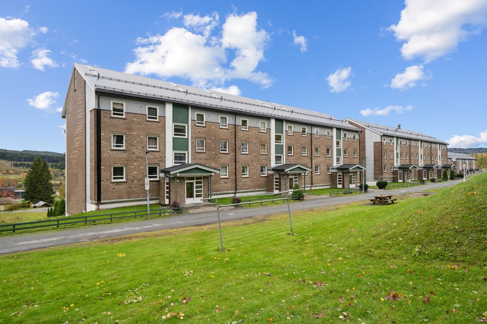 Bygningen er en lavblokk fra 1979 med fasader i mur og teglstein. Galleribilde