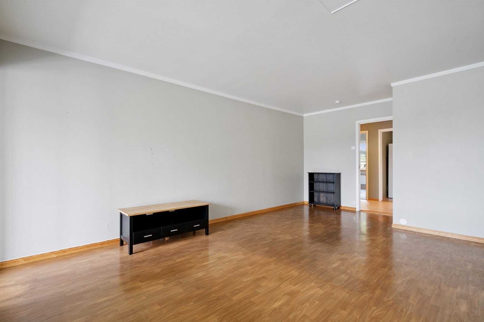 Oppvarming skjer via panelovner, og det er montert flere nyere Mill-ovner i leiligheten. Galleribilde