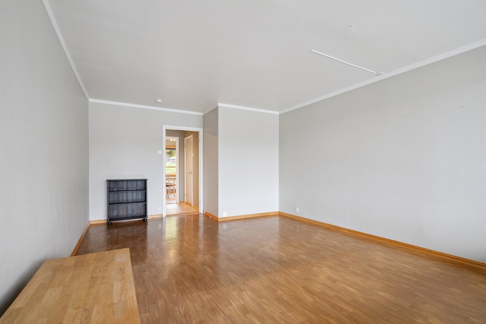 Rommet har en åpen og luftig atmosfære, med vegger malt i en nøytral farge. Galleribilde