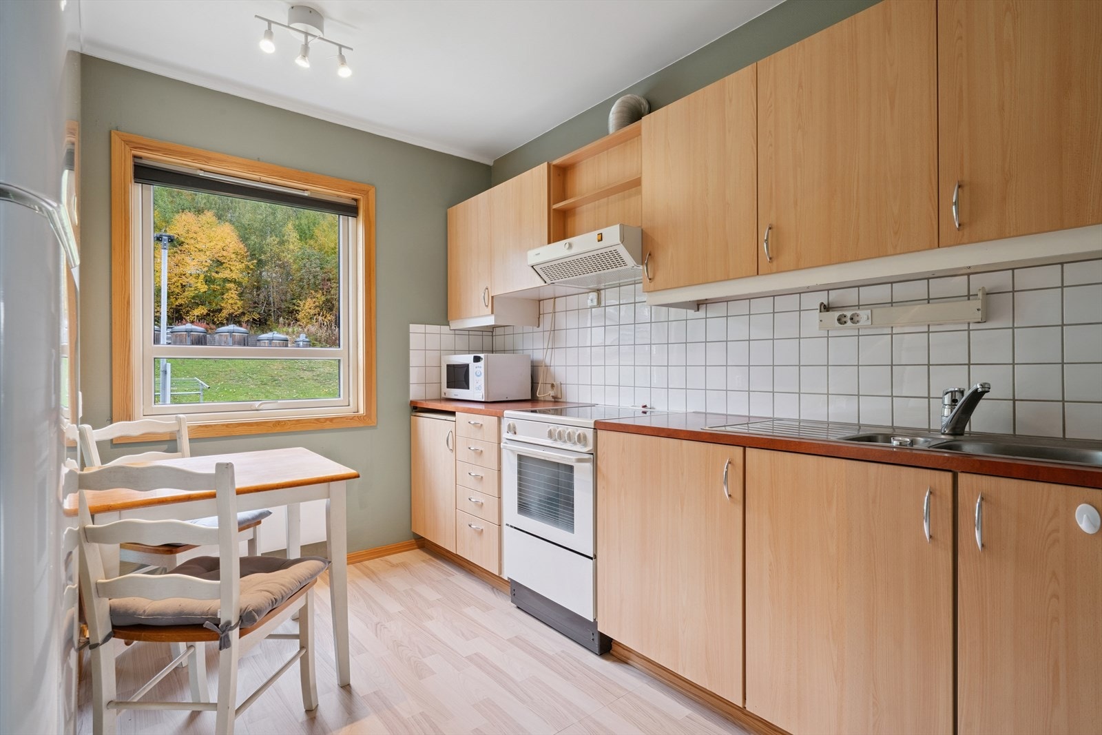 Kjøkkenet har en praktisk utforming med god skap- og benkeplass. Galleribilde