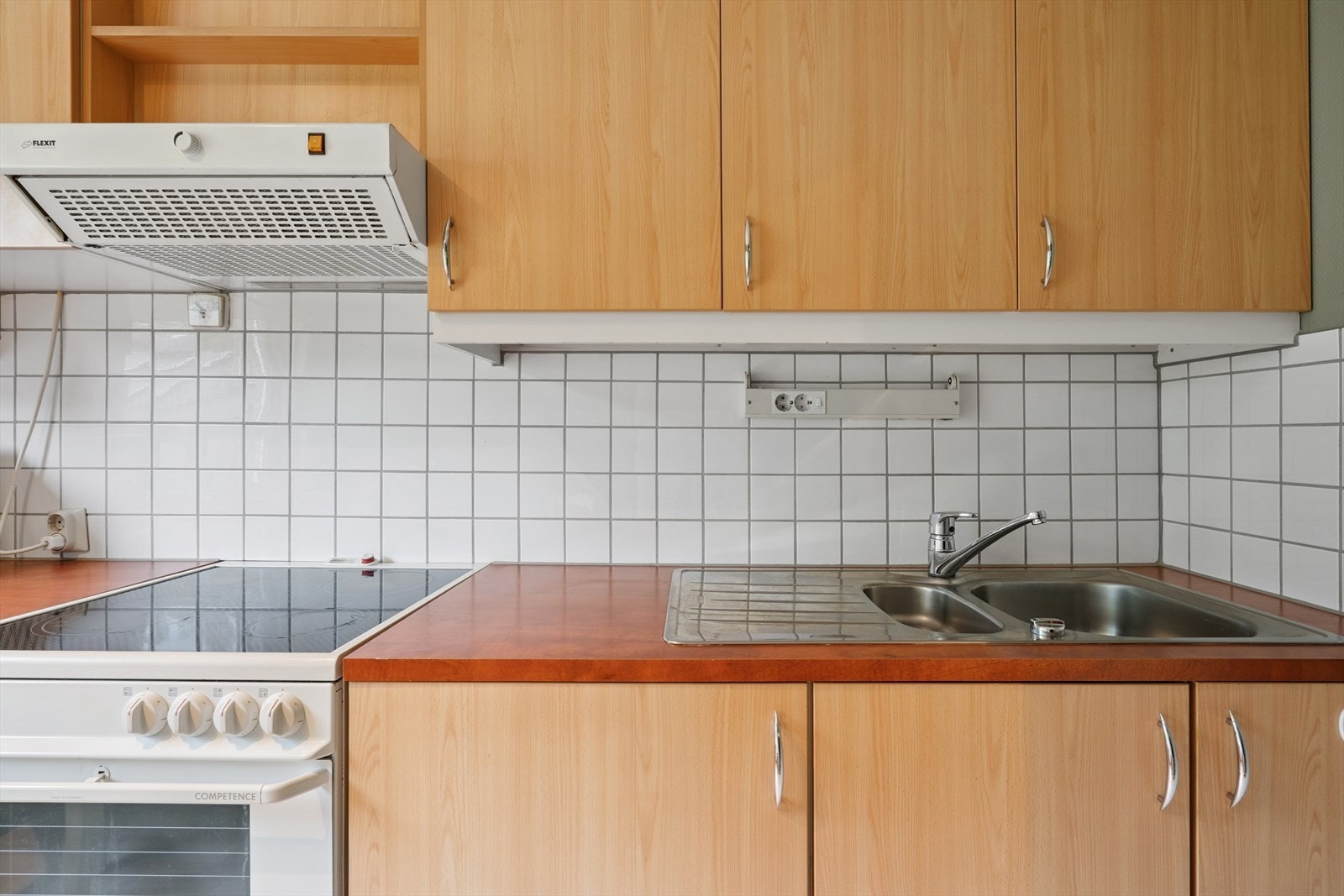 Arbeidsflaten er utstyrt med nedfelt oppvaskkum og plass til frittstående komfyr. Kjøkkenventilator har avtrekk ut. Galleribilde