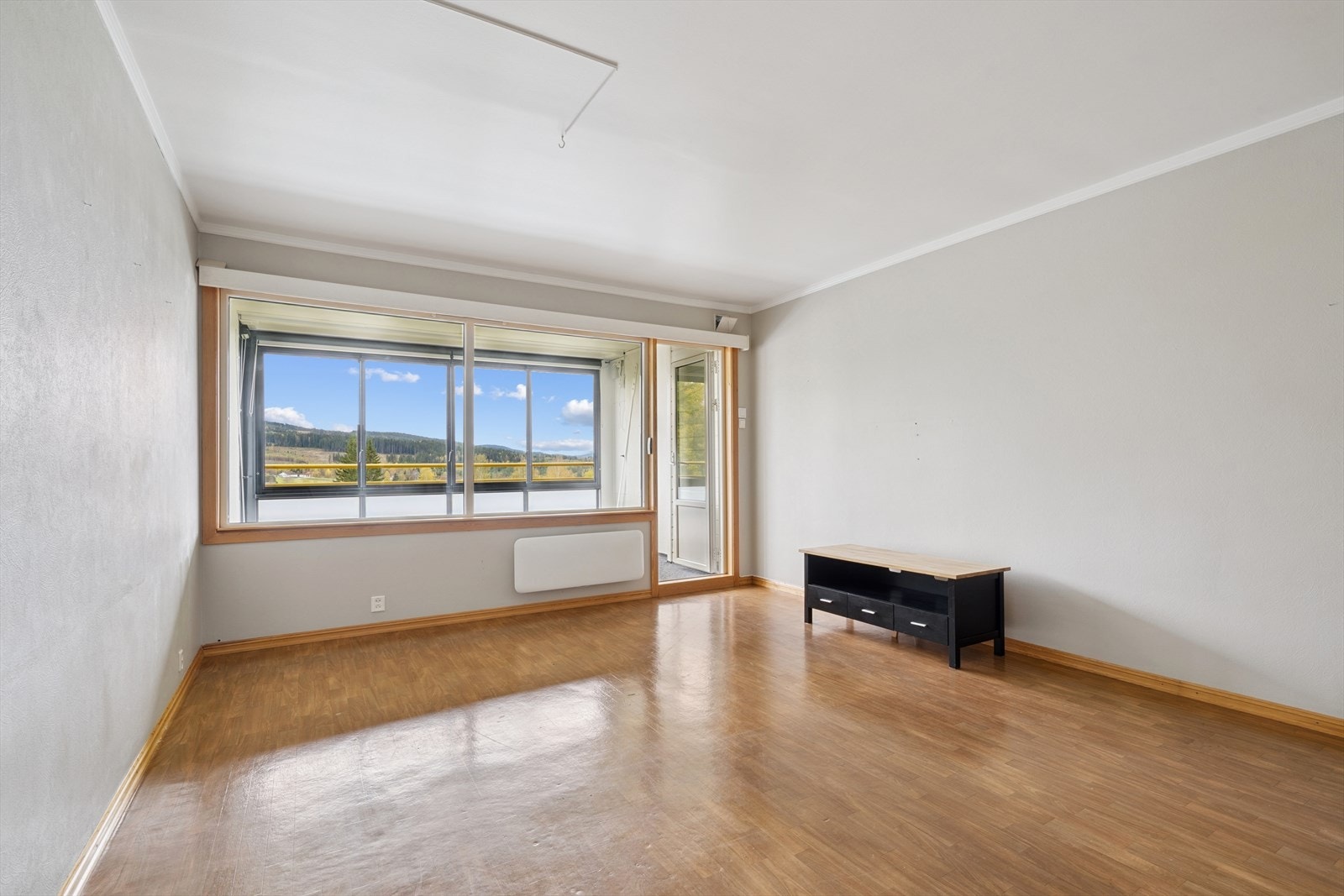 Stuen er romslig og enkel å møblere med plass til både sofagruppe og annet inventar. Galleribilde