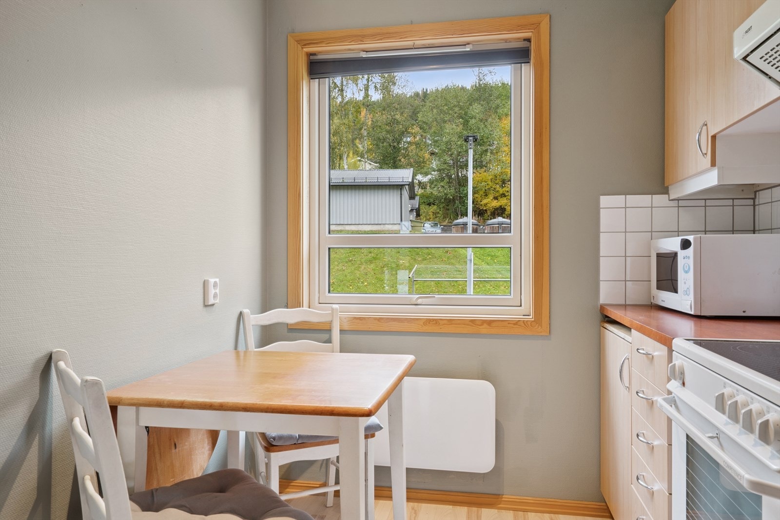 Ved kjøkkenvinduet er det en naturlig plass for et lite spisebord. Galleribilde