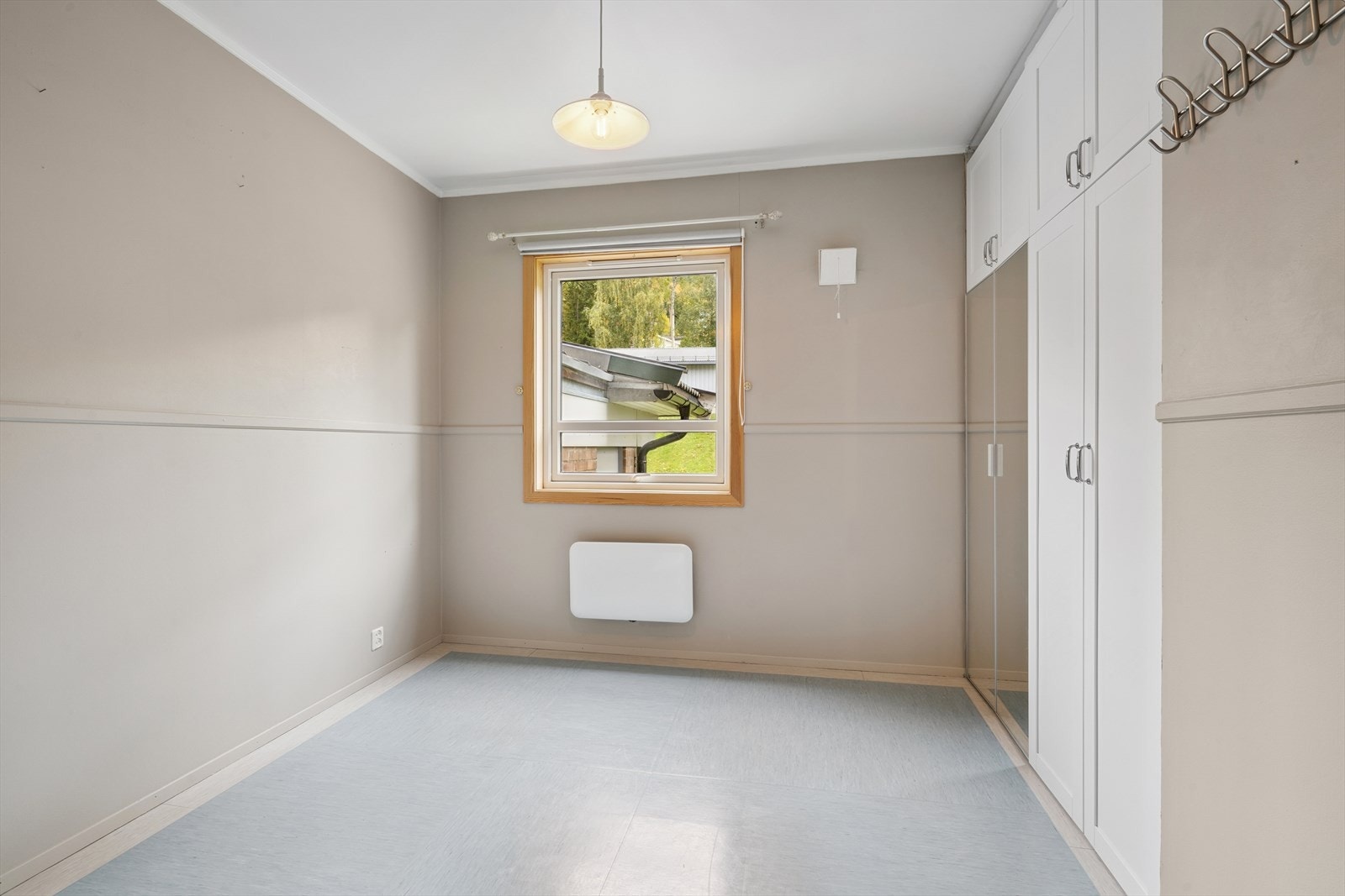 Soverommet har plass til seng og er utstyrt med garderobeskap for god oppbevaring. Galleribilde