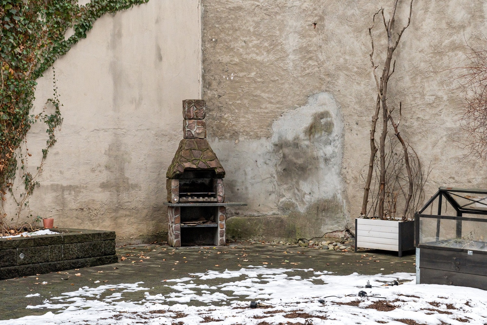 Bakgården disponerer til og med en koselig utepeis. Galleribilde