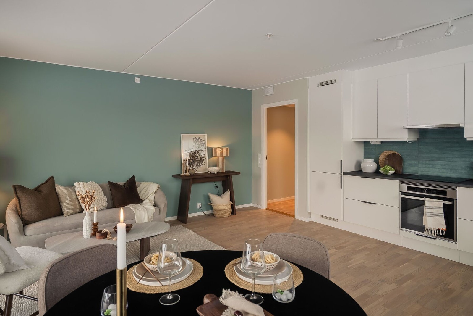 Hjerte i boligen er et svært innbydende og stort oppholdsrom delt inn i flere soner med stue, kjøkken og spisestue på til sammen 25,3 m². Galleribilde