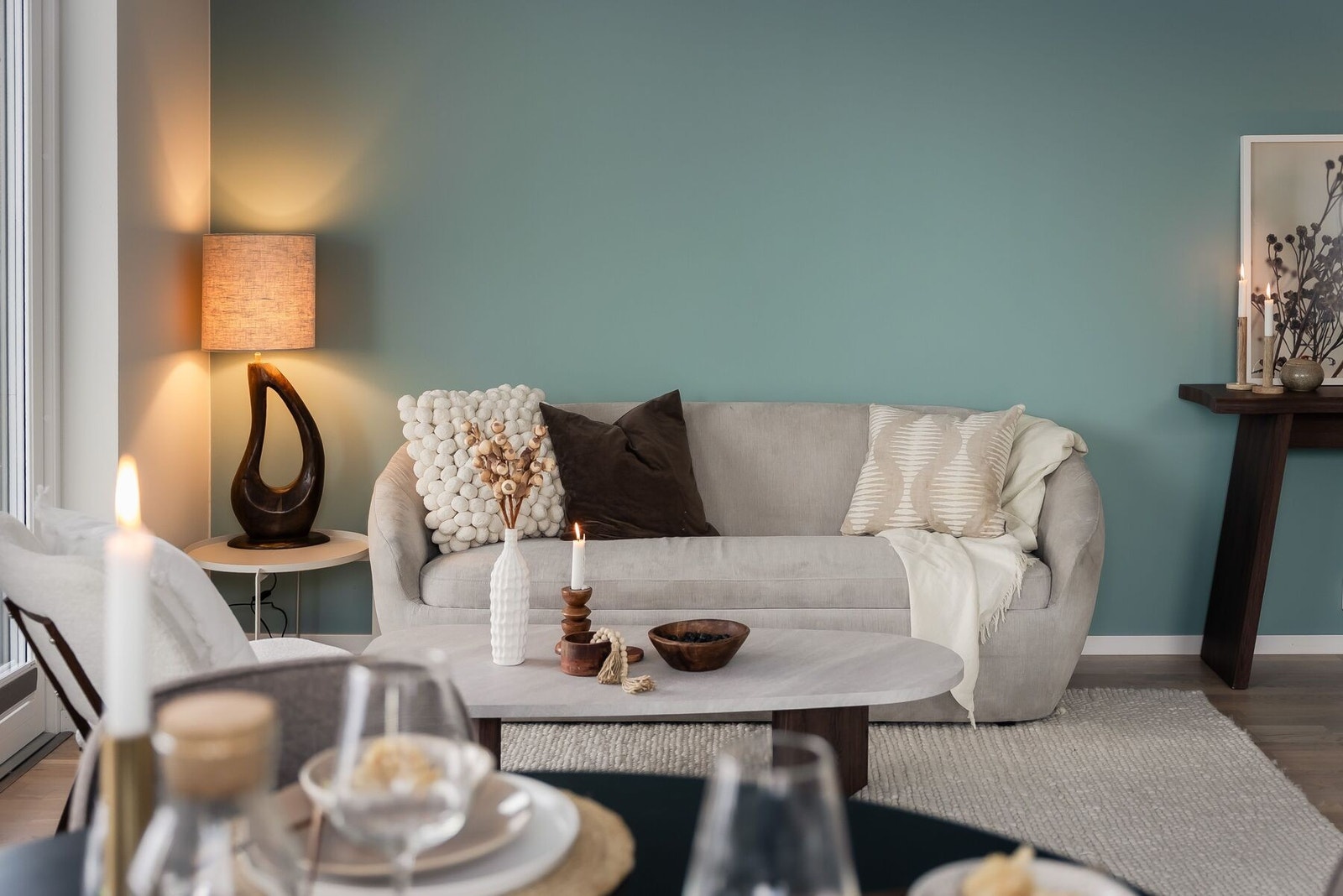 Boligen har gjennomgående gode materialvalg med 3-stavs parkett på gulv, downlights og spotter i himling og store vindusflater som gir et moderne uttrykk. Galleribilde