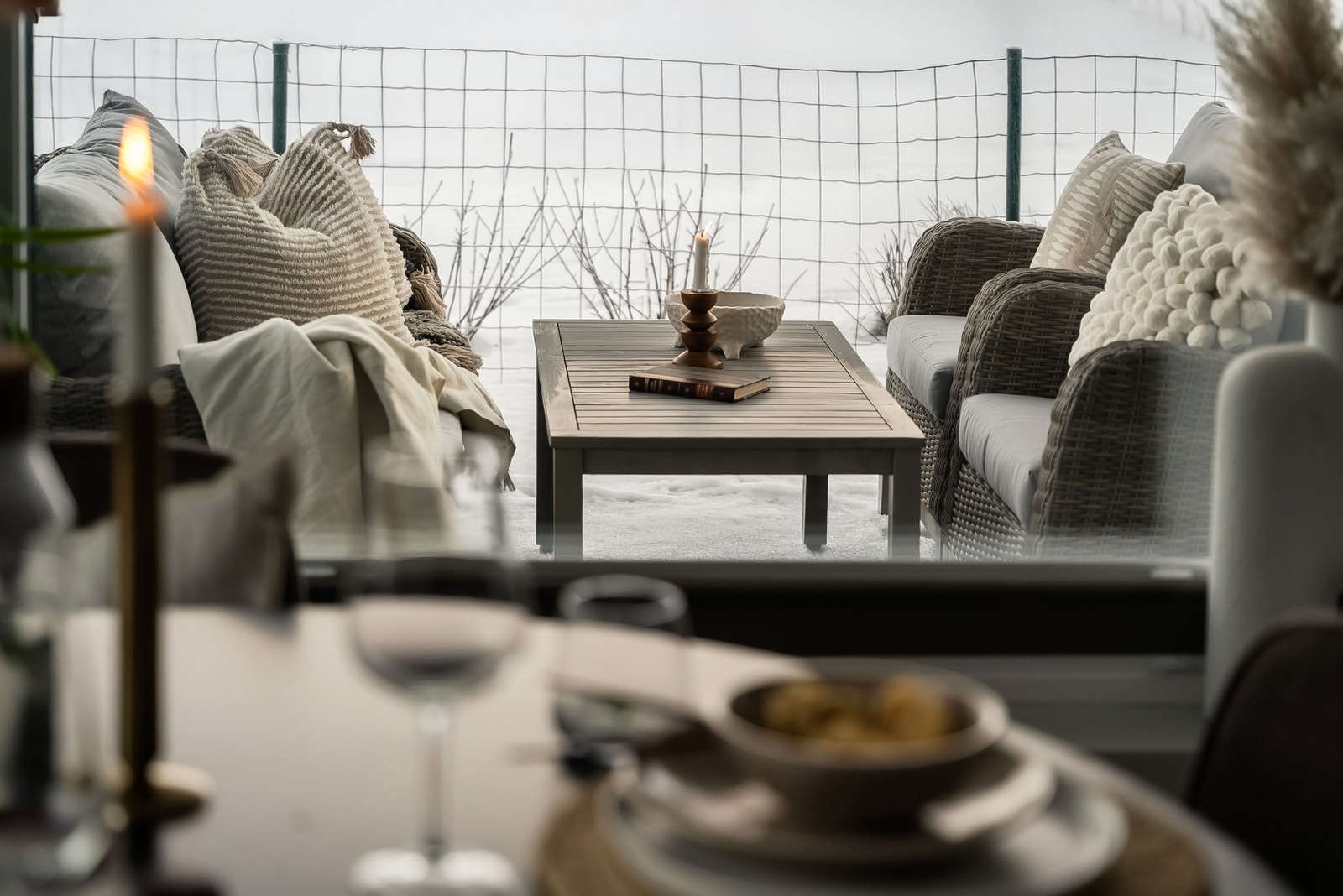 Fra oppholdsrommet har man direkte utgang til boligens store terrasse på hhv. 21,7 m² - en naturlig forlengelse av rommet. Galleribilde