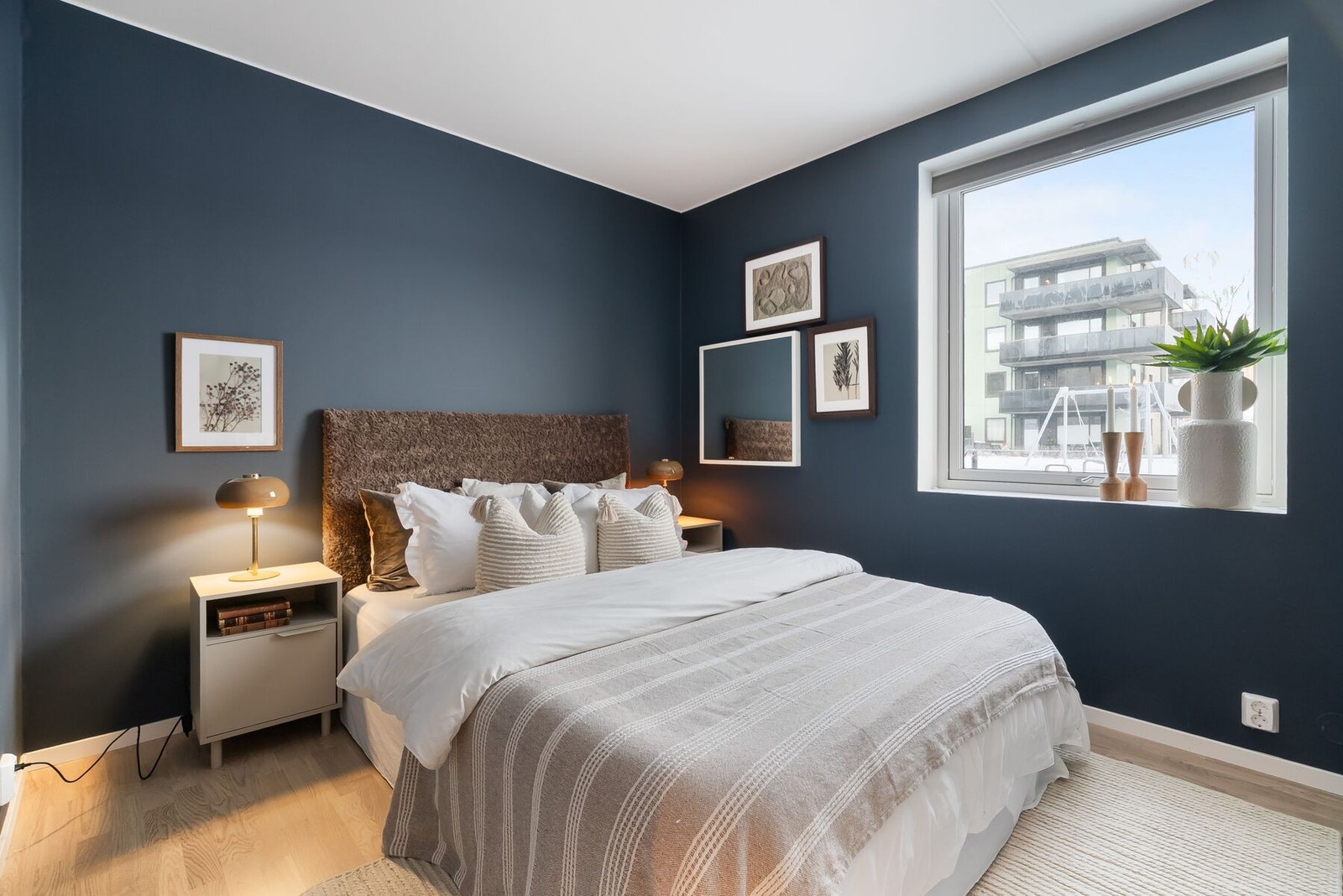 Hovedsoverommet måler 10,1m², og er malt i en lun og harmonisk mørkeblå tone som gir rommet en behagelig atmosfære. Galleribilde
