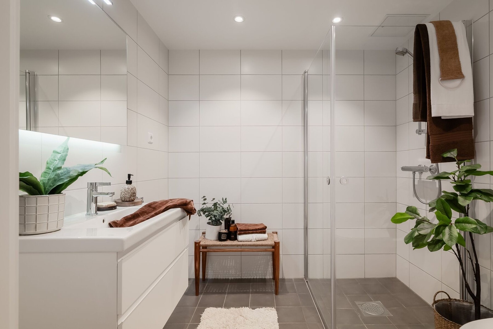 Delikat og moderne baderom på 4,5m² med fliser fra Fagflis - et sted for velvære i hverdagen. Galleribilde